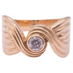 Anello d
epoca in oro 18 carati con fiocco, solitario con diamante e lati con canne