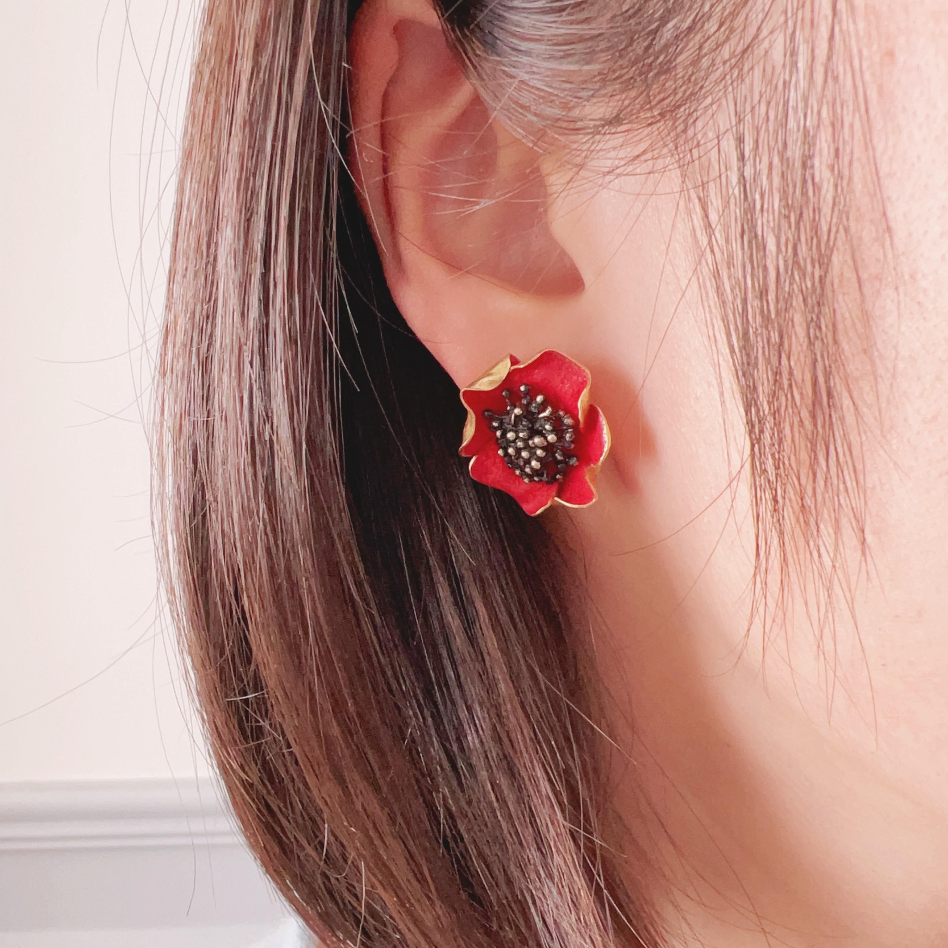 Women's Vintage 18K gold red enamel poppy flower earrings For Sale