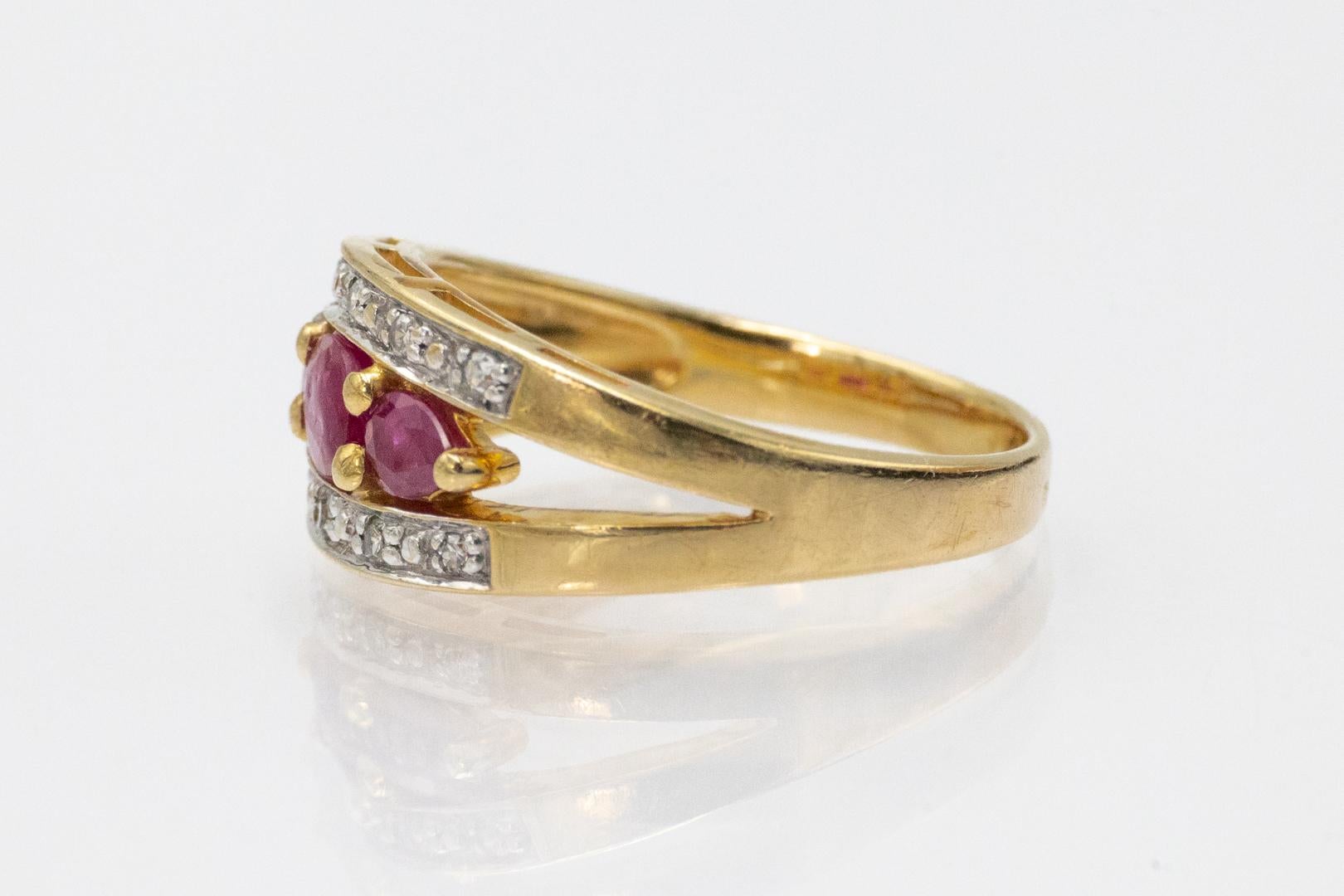 Anello vintage in oro 18k con rubini naturali e diamanti, Francia. in vendita 1