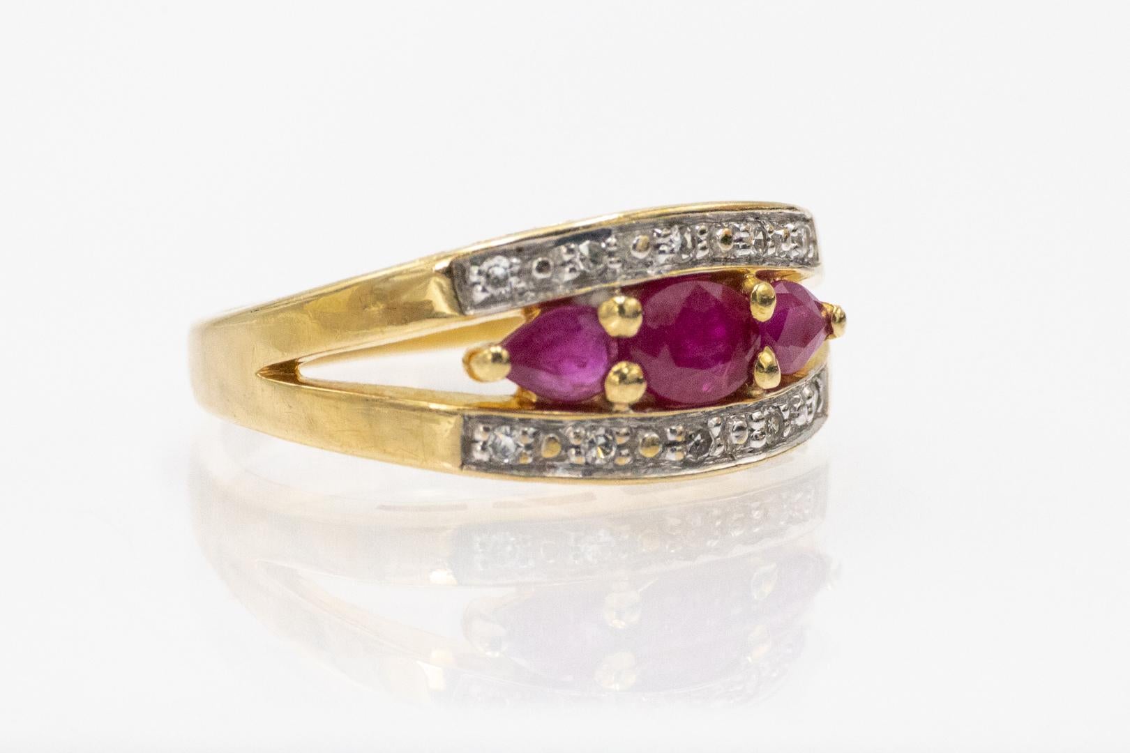 Anello vintage in oro 18k con rubini naturali e diamanti, Francia. in vendita 3