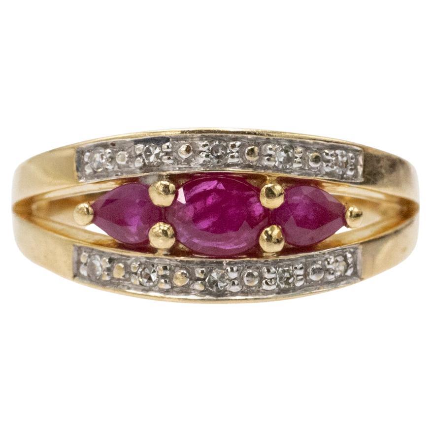 Anello vintage in oro 18k con rubini naturali e diamanti, Francia. in vendita