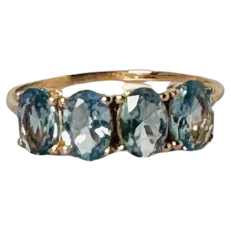 Vintage-Ring aus 18 Karat Gold mit ovalen facettierten Aquamarinen  Europäische Eleganz