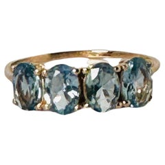 Vintage-Ring aus 18 Karat Gold mit ovalen facettierten Aquamarinen  Europäische Eleganz