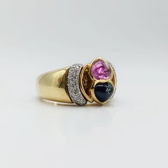 Bague vintage en or 18 carats sertie de saphirs en forme de cœur roses et bleus et de diamants