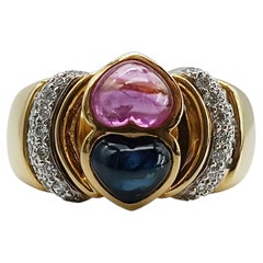 Bague vintage en or 18 carats sertie de saphirs en forme de cœur roses et bleus et de diamants