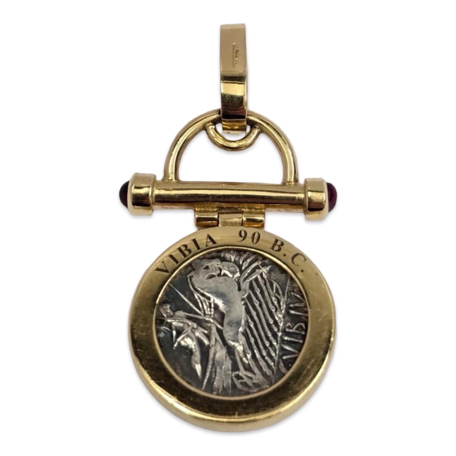 Cabochon Ciondolo a moneta di Vibia romana in oro 18 carati d'epoca con cabochon di rubino in vendita