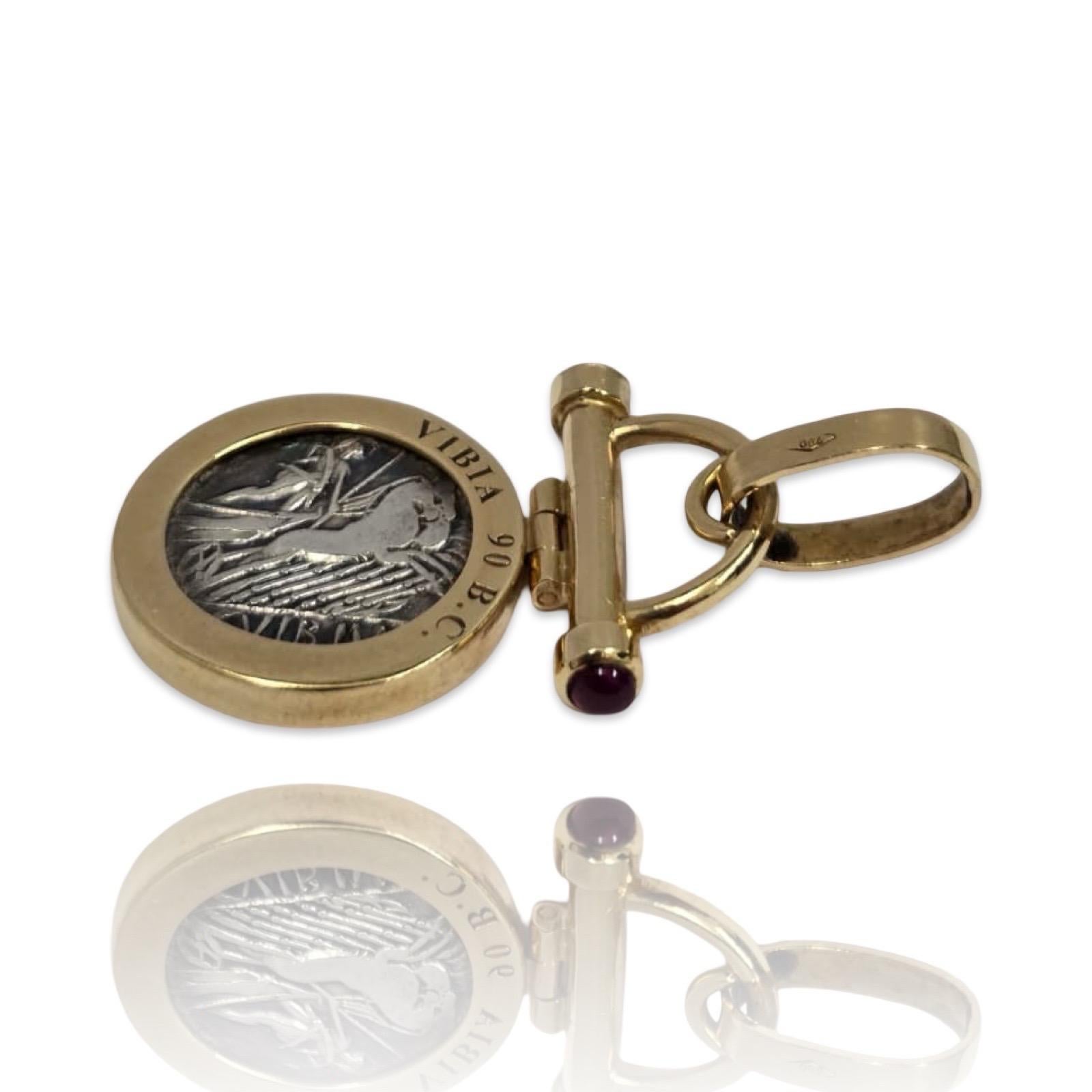 Ciondolo a moneta di Vibia romana in oro 18 carati d'epoca con cabochon di rubino In condizioni ottime in vendita a Miami, FL