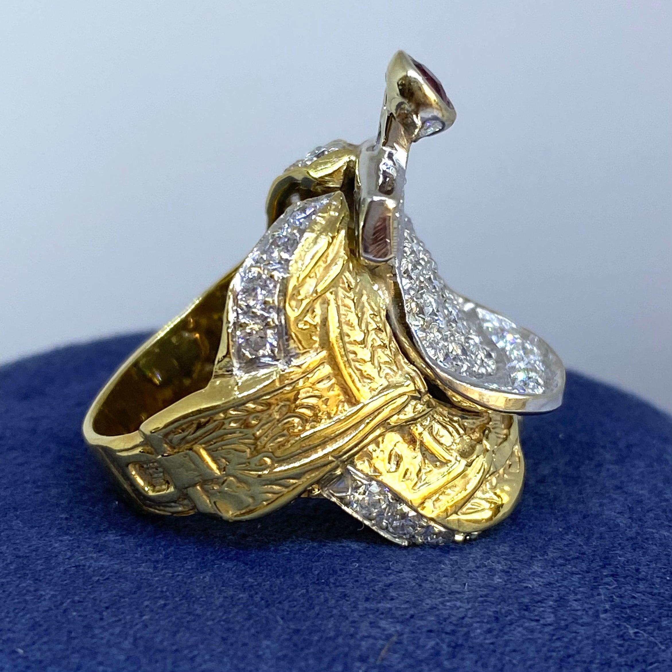 Einzigartiger, handgefertigter 18-karätiger Goldsattelring mit einem diamantbesetzten Sitz aus Weißgold, einem Horn mit einem eingefassten Rubin auf der Oberseite und einem handbearbeiteten Sitz aus Gelbgold mit Diamanten an den Rändern.
