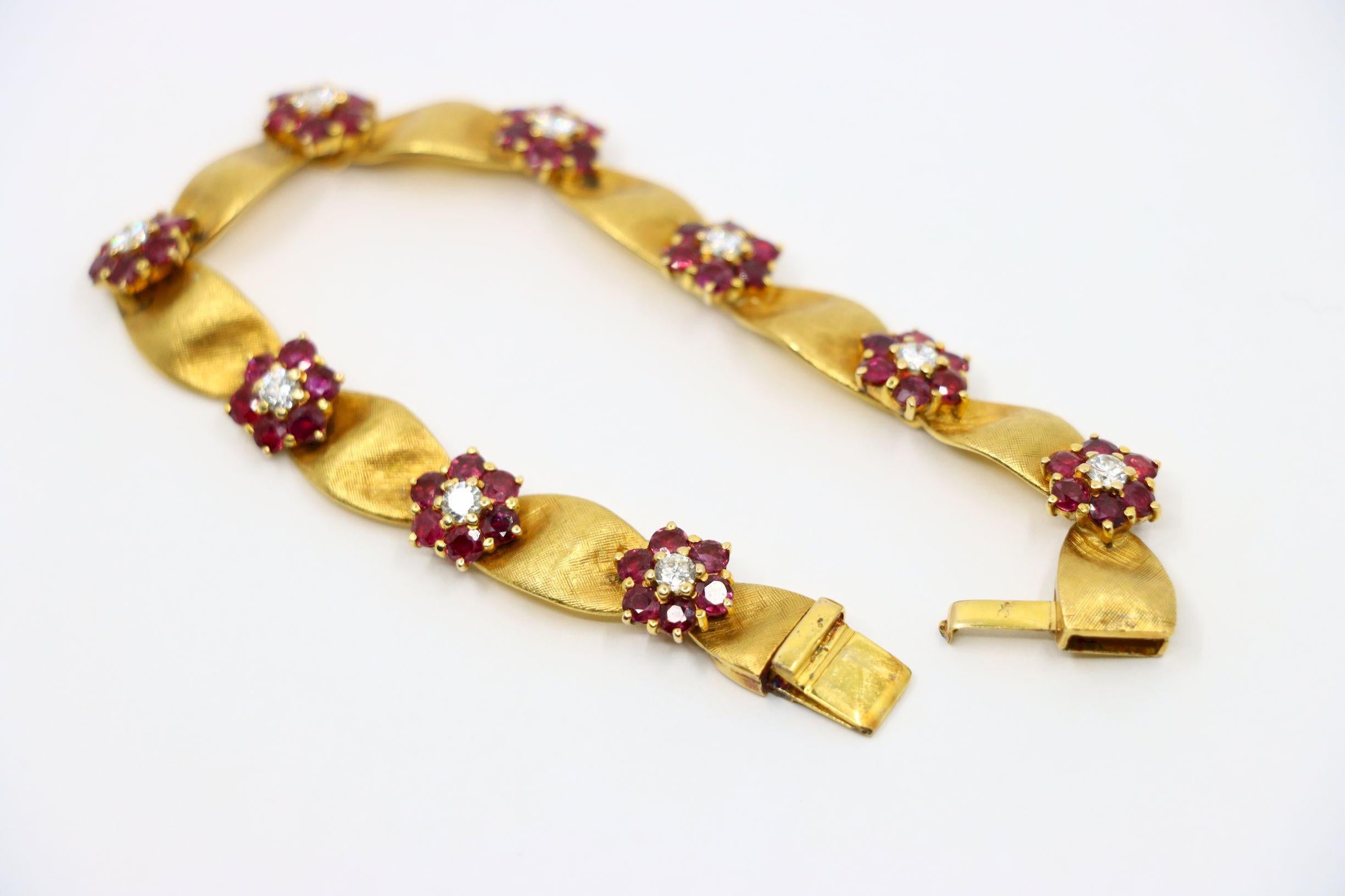 Bracciale a fiore in oro 18 carati con diamanti e rubini d'epoca in vendita 5