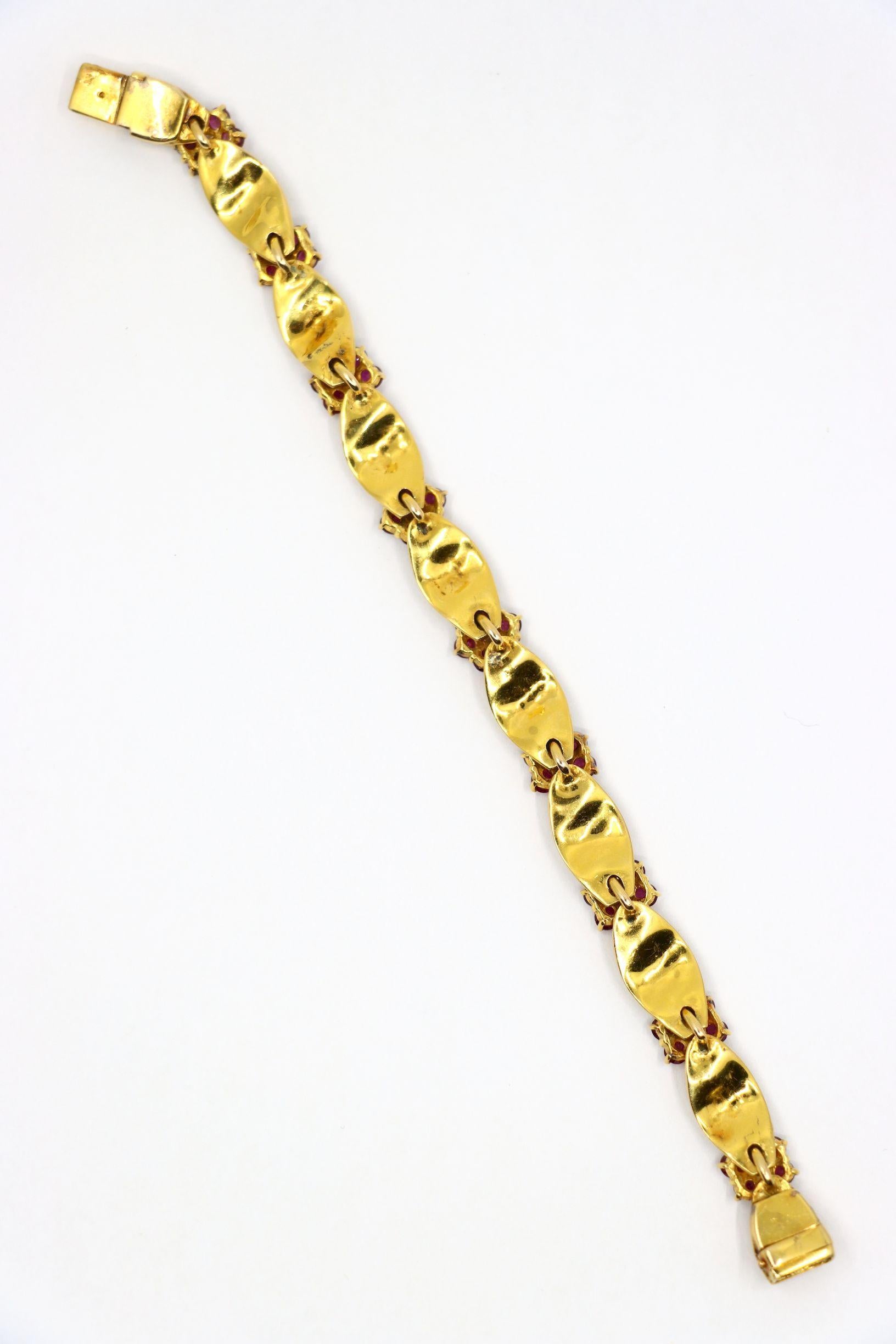 Bracciale a fiore in oro 18 carati con diamanti e rubini d'epoca in vendita 6