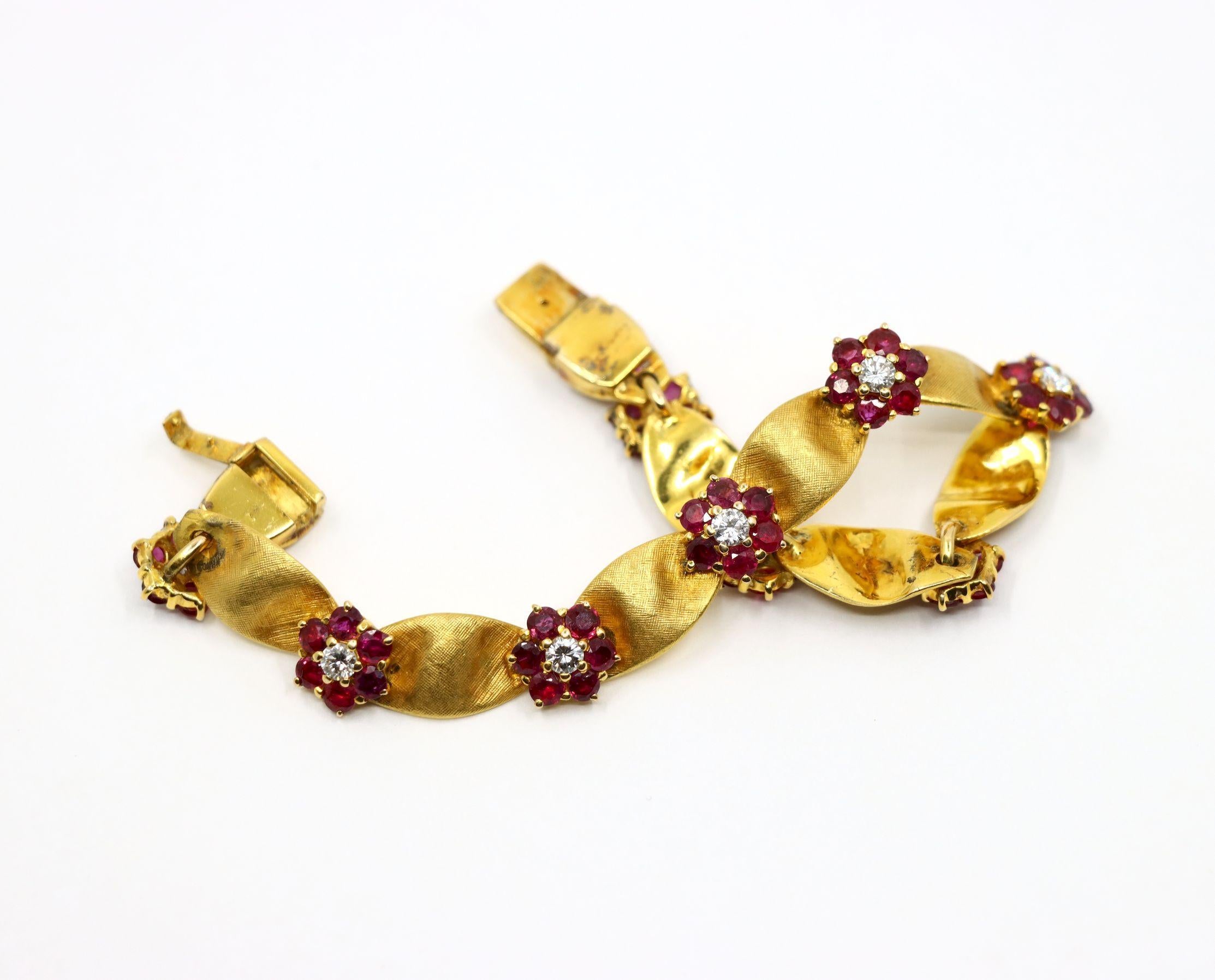 Bracciale a fiore in oro 18 carati con diamanti e rubini d'epoca in vendita 7