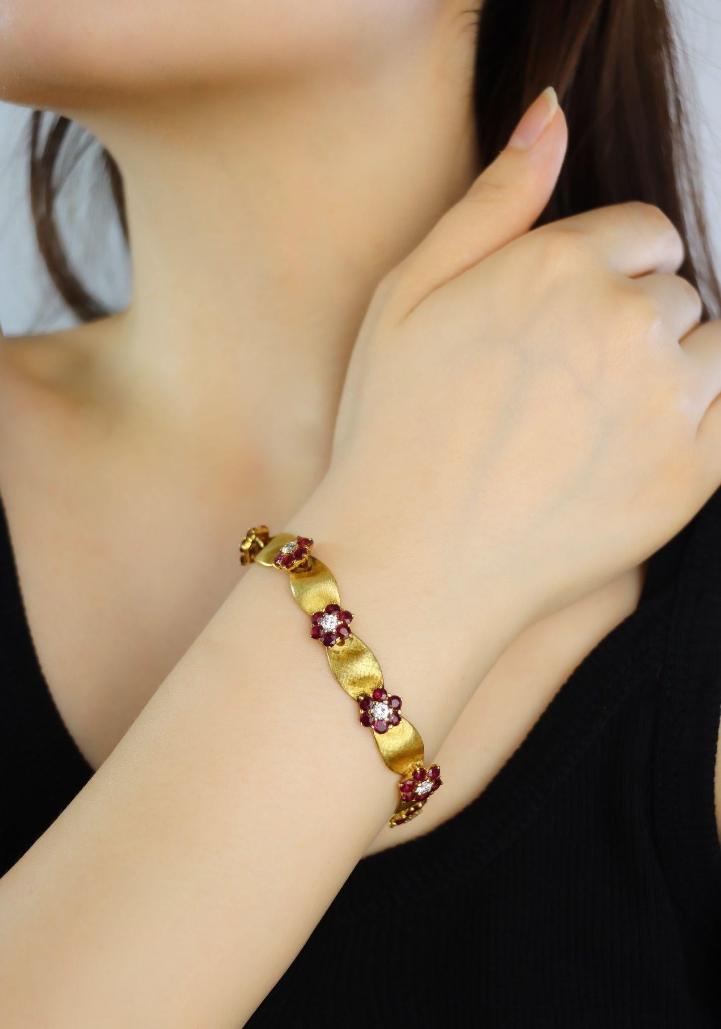 Bracciale a fiore in oro 18 carati con diamanti e rubini d'epoca

Dimensioni approssimative:
17 cm (lunghezza) 
0,7 cm (larghezza)
Circa 7,02 ct (Spinello)
Circa 1,53 ct (diamante)
26,3 grammi di peso.

** I diamanti e le pietre colorate sono