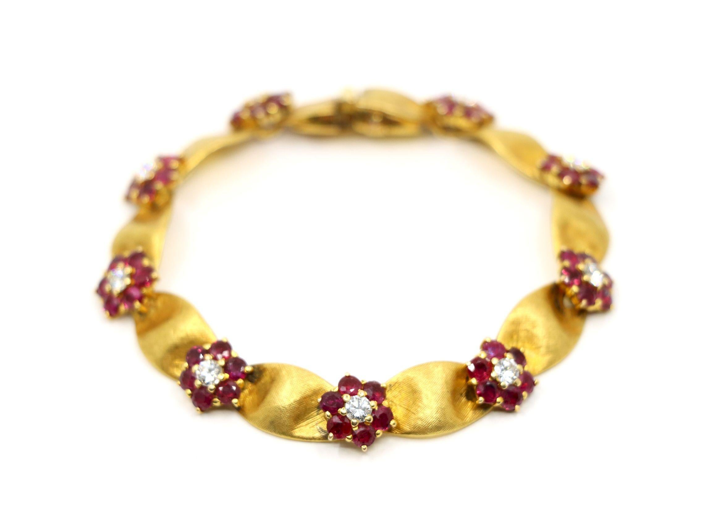 Taglio brillante Bracciale a fiore in oro 18 carati con diamanti e rubini d'epoca in vendita