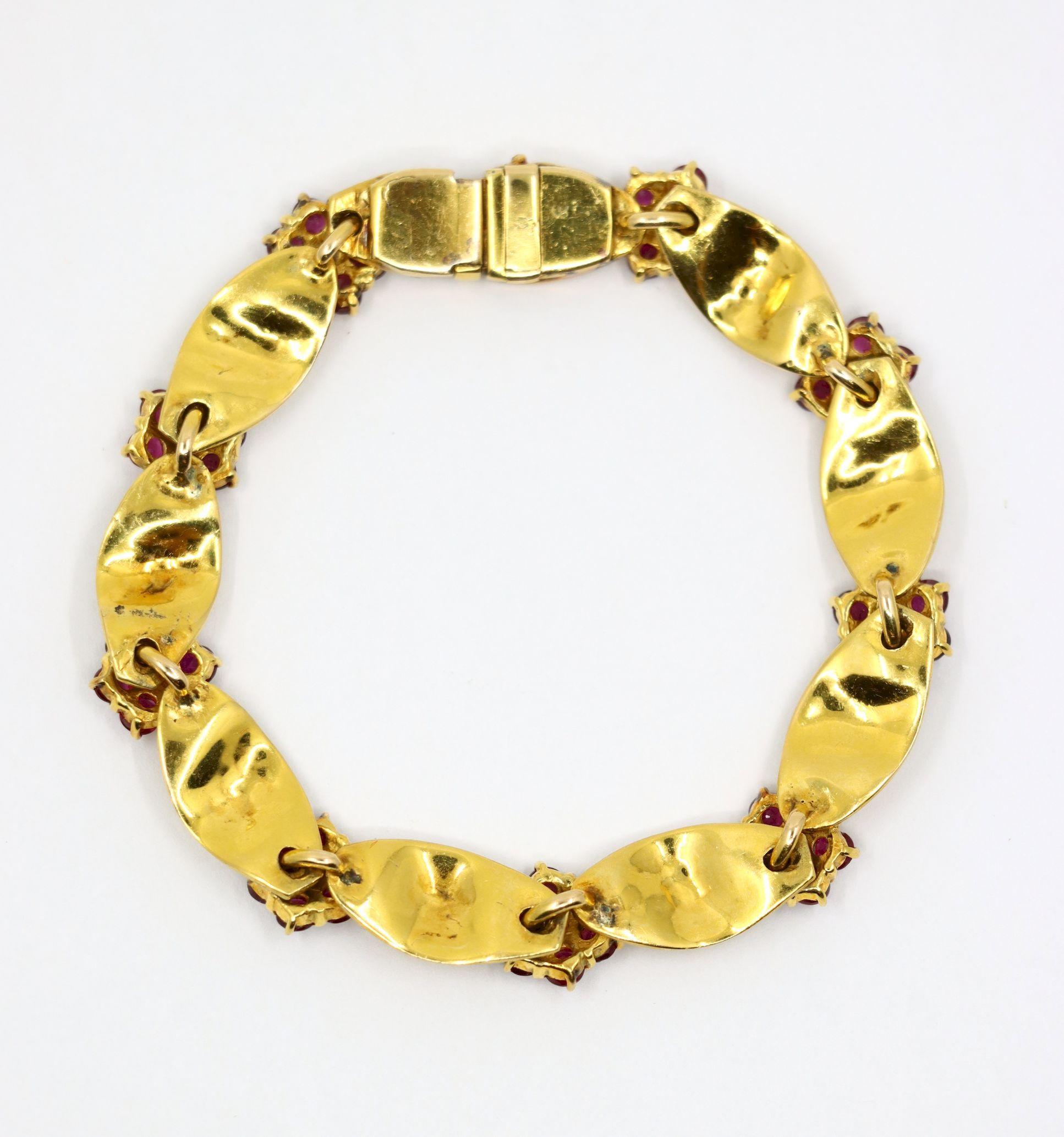 Bracciale a fiore in oro 18 carati con diamanti e rubini d'epoca In condizioni buone in vendita a Flushing, NY