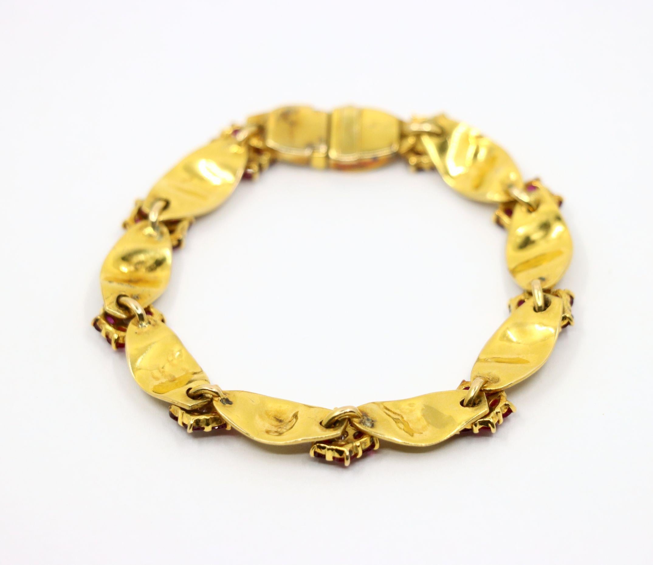 Donna Bracciale a fiore in oro 18 carati con diamanti e rubini d'epoca in vendita