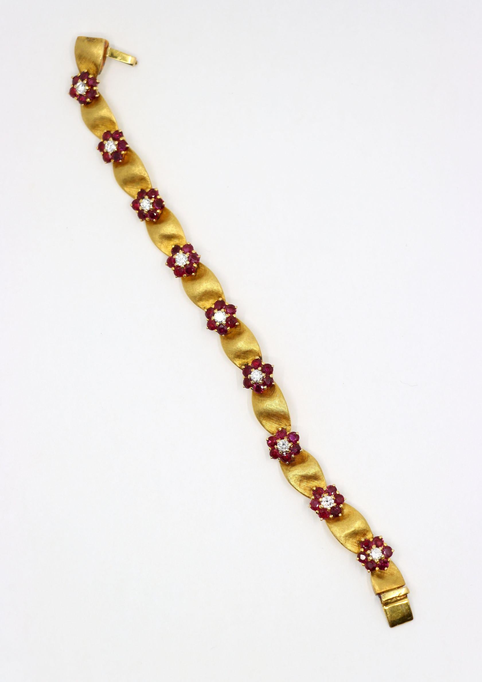 Bracciale a fiore in oro 18 carati con diamanti e rubini d'epoca in vendita 1
