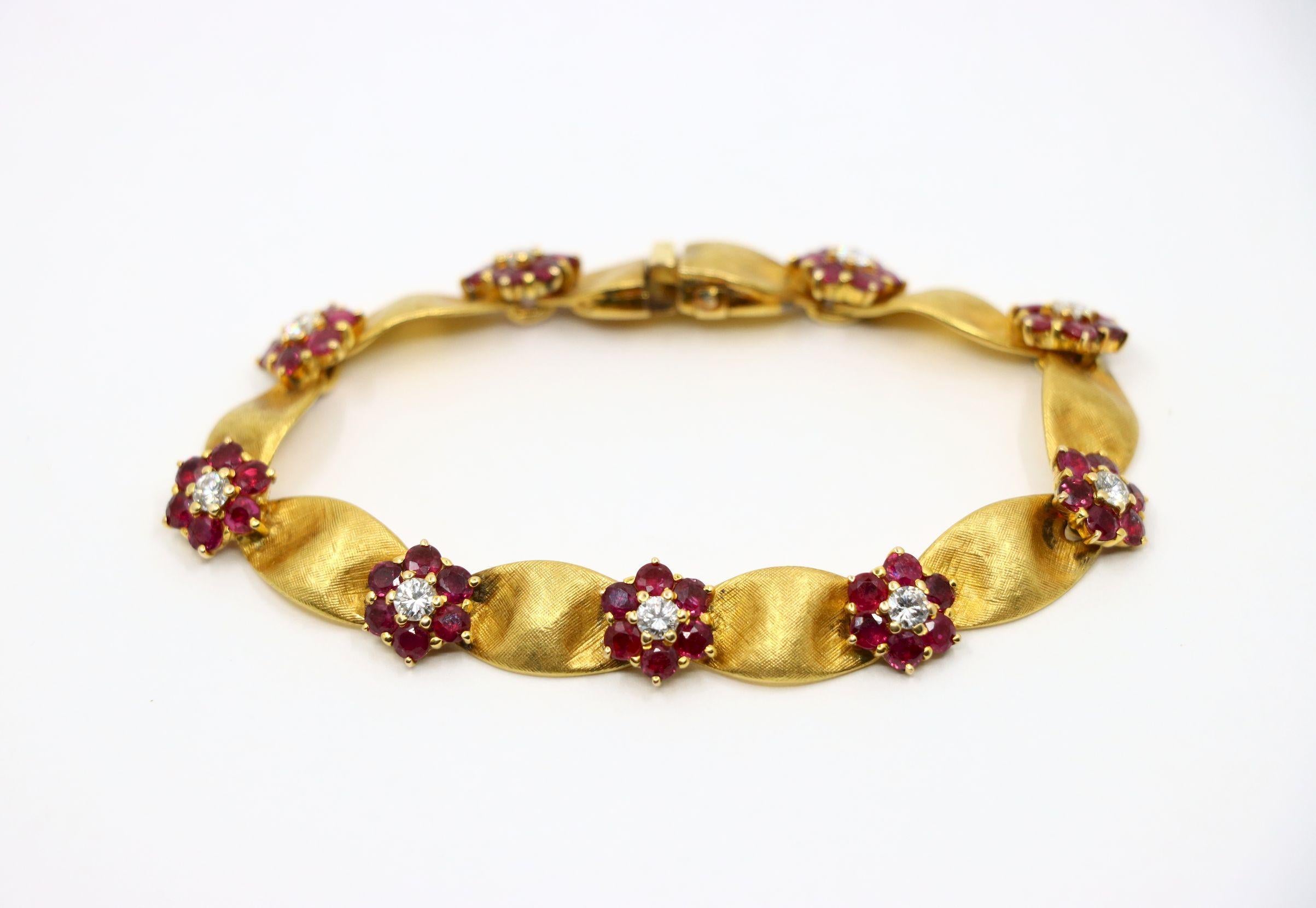 Bracciale a fiore in oro 18 carati con diamanti e rubini d'epoca in vendita 2
