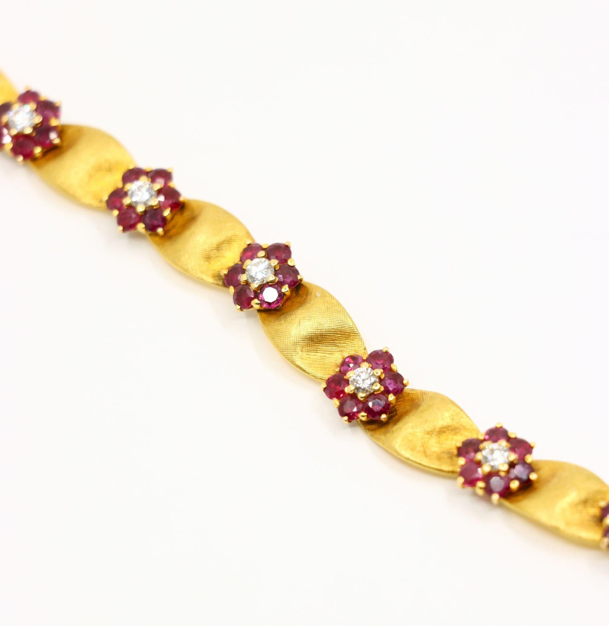 Bracciale a fiore in oro 18 carati con diamanti e rubini d'epoca in vendita 3
