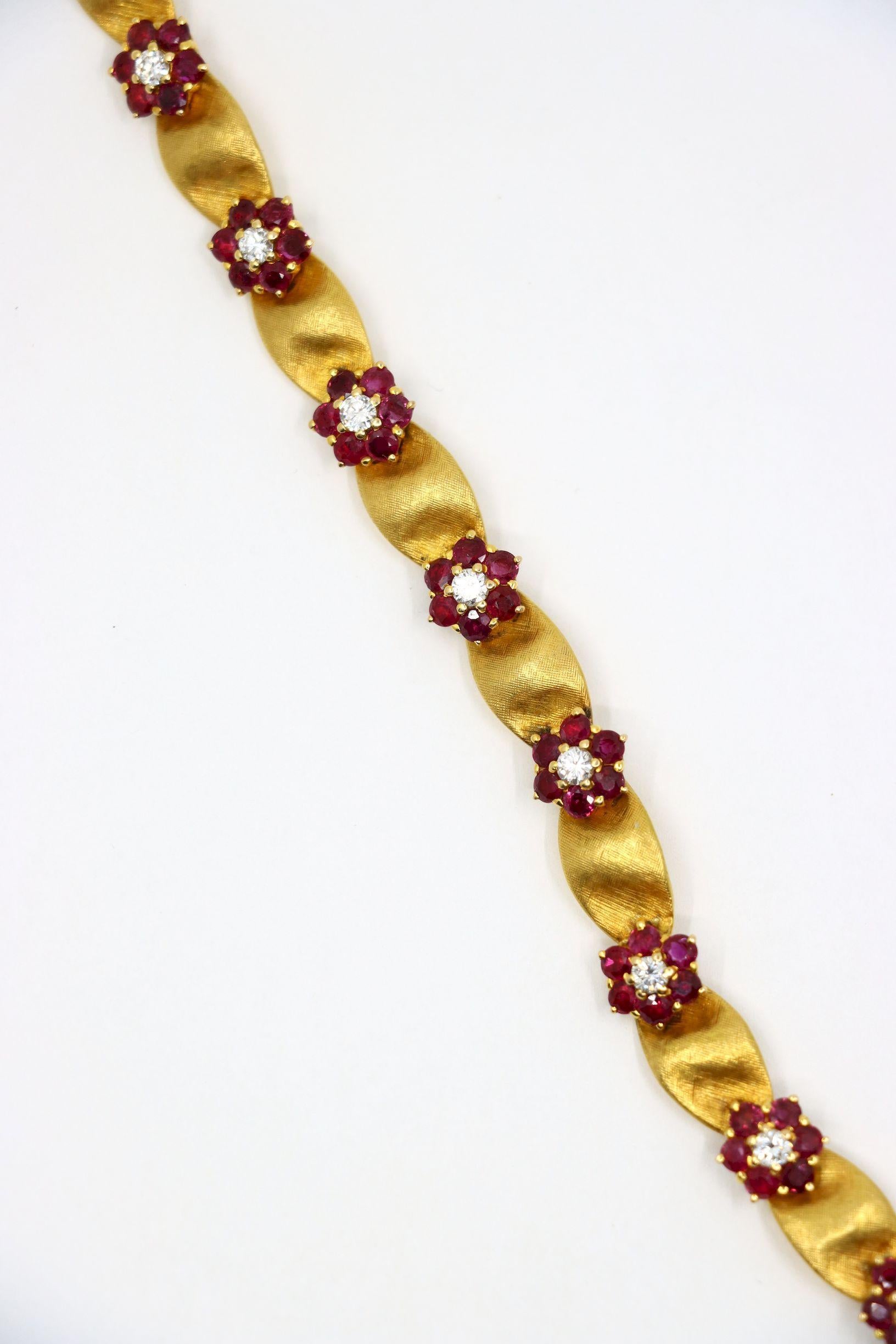 Bracciale a fiore in oro 18 carati con diamanti e rubini d'epoca in vendita 4
