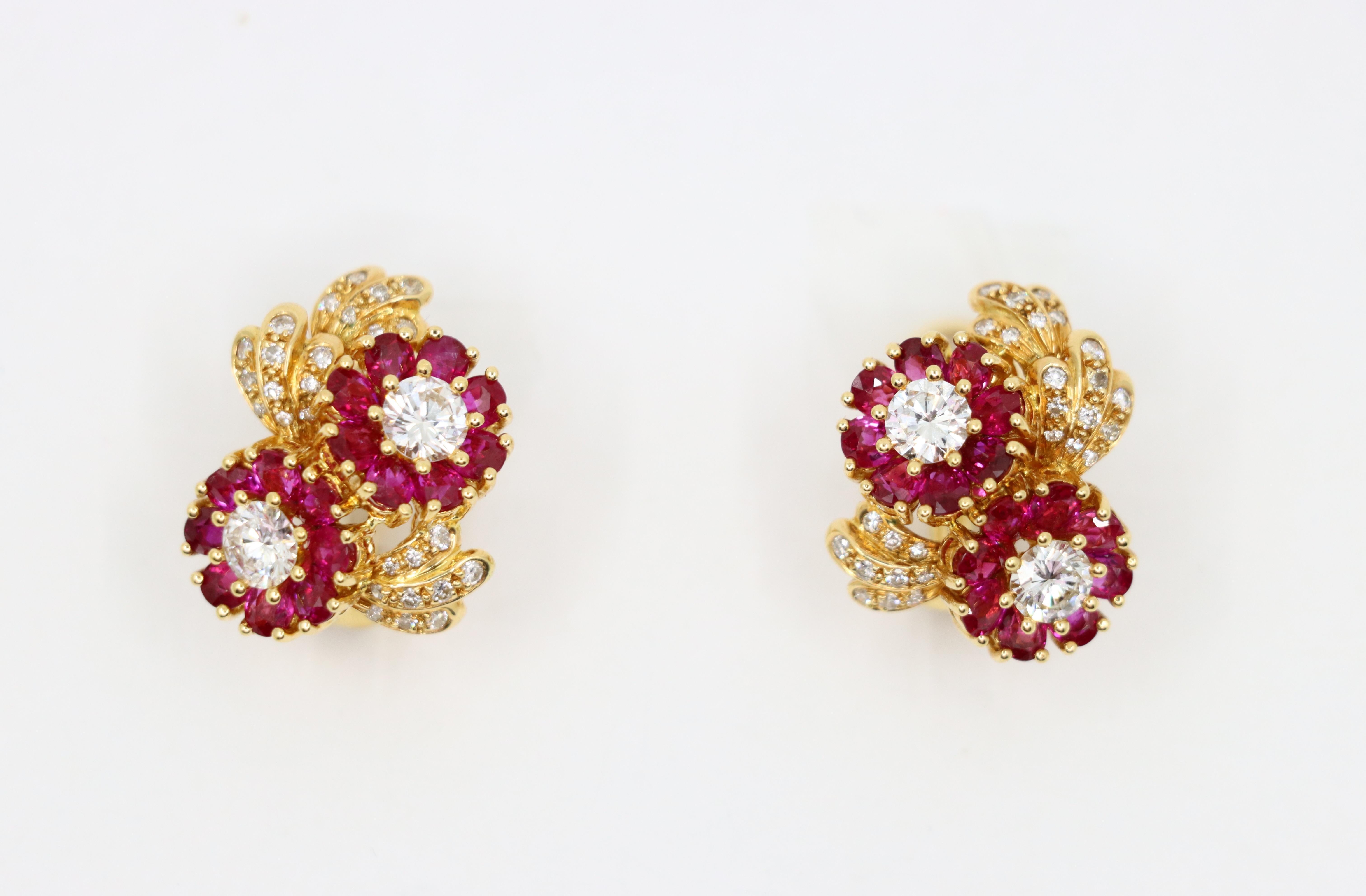 Vintage 18K Gold Ruby Diamond Flower Earrings In Good Condition For Sale In Flushing, NY