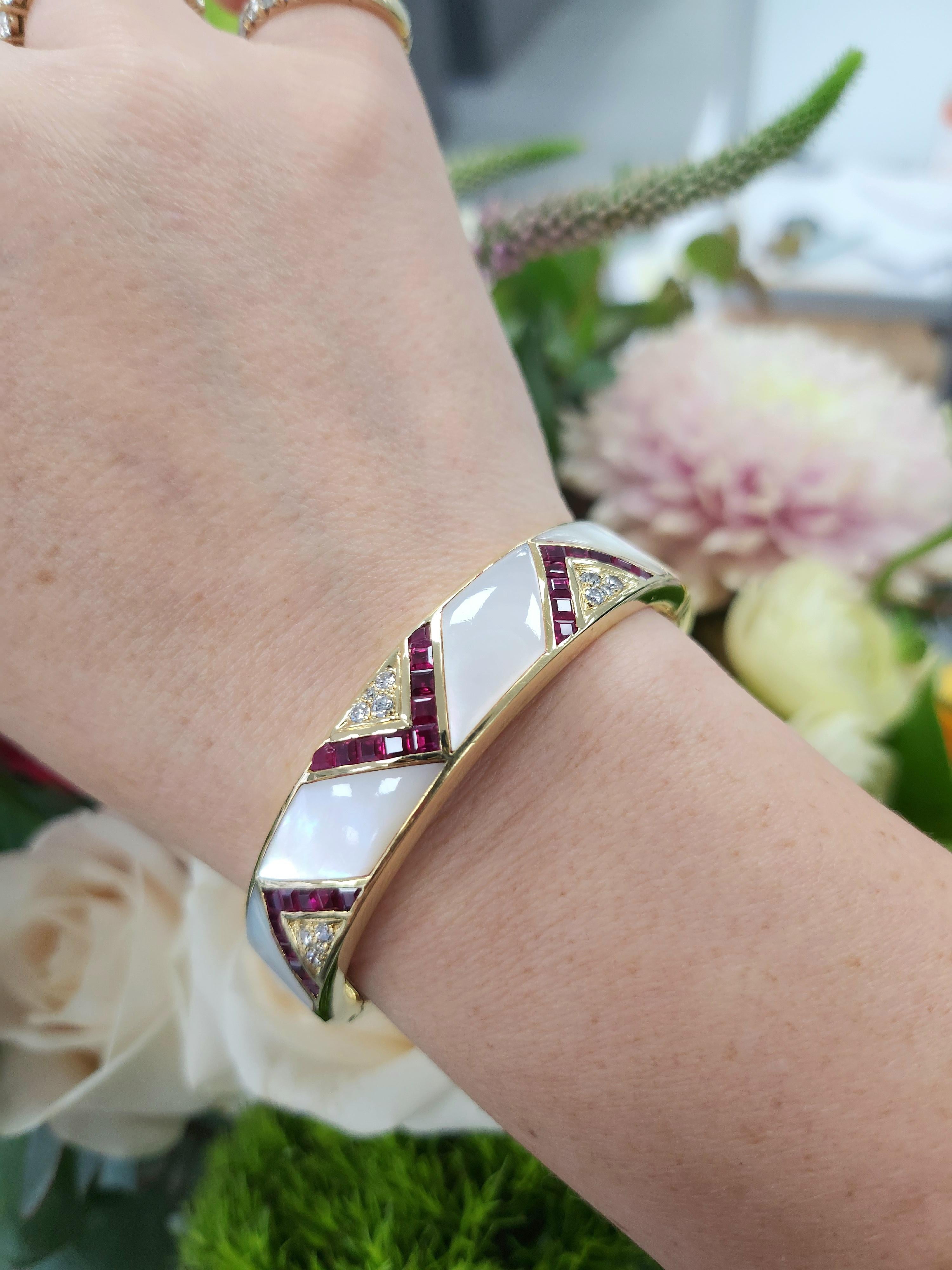 Brazalete vintage de oro de 18 quilates con incrustaciones de rubíes, diamantes y nácar  12,20ct Rubíes Artesano en venta