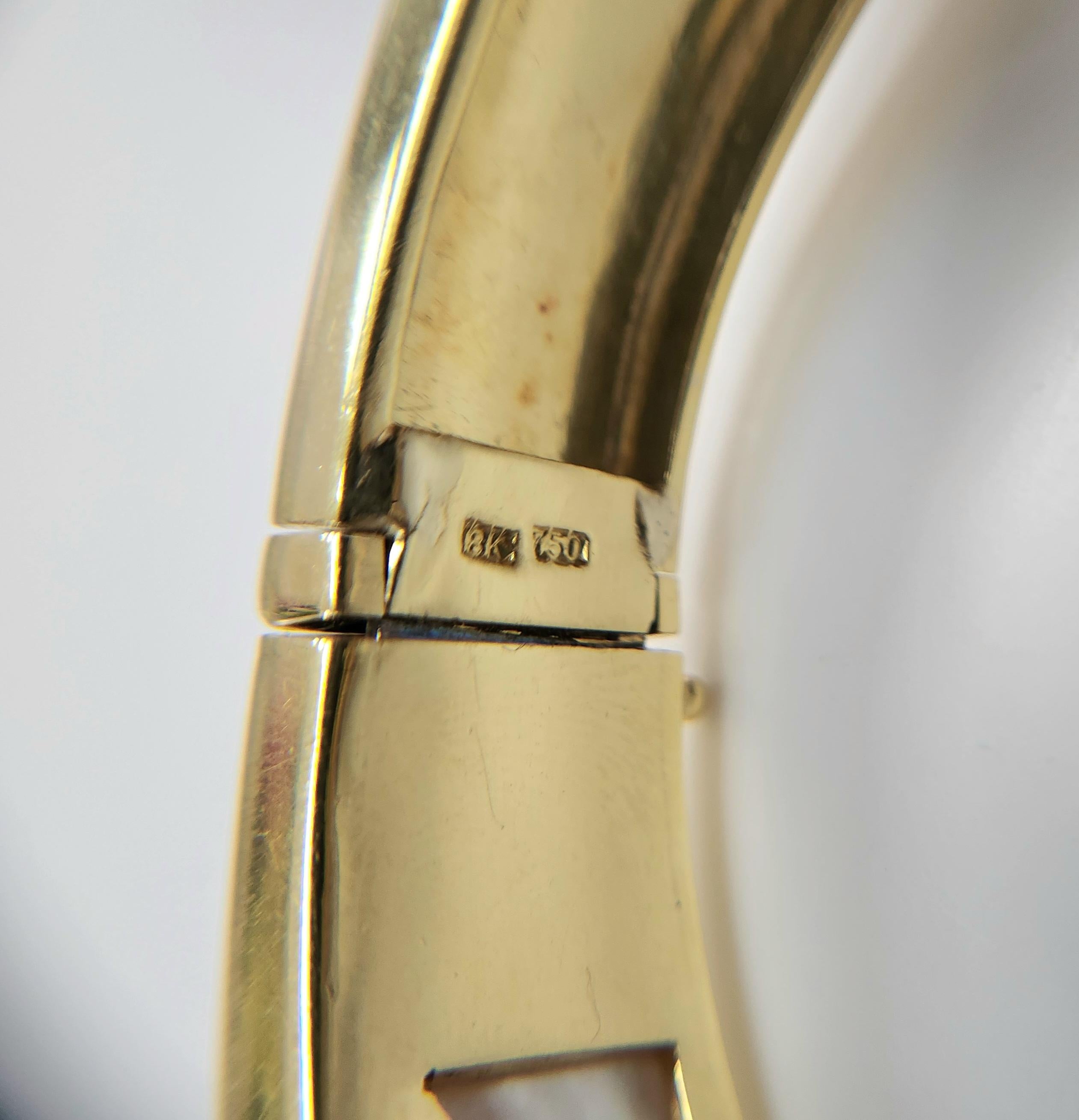 Brazalete vintage de oro de 18 quilates con incrustaciones de rubíes, diamantes y nácar  12,20ct Rubíes Corte princesa en venta