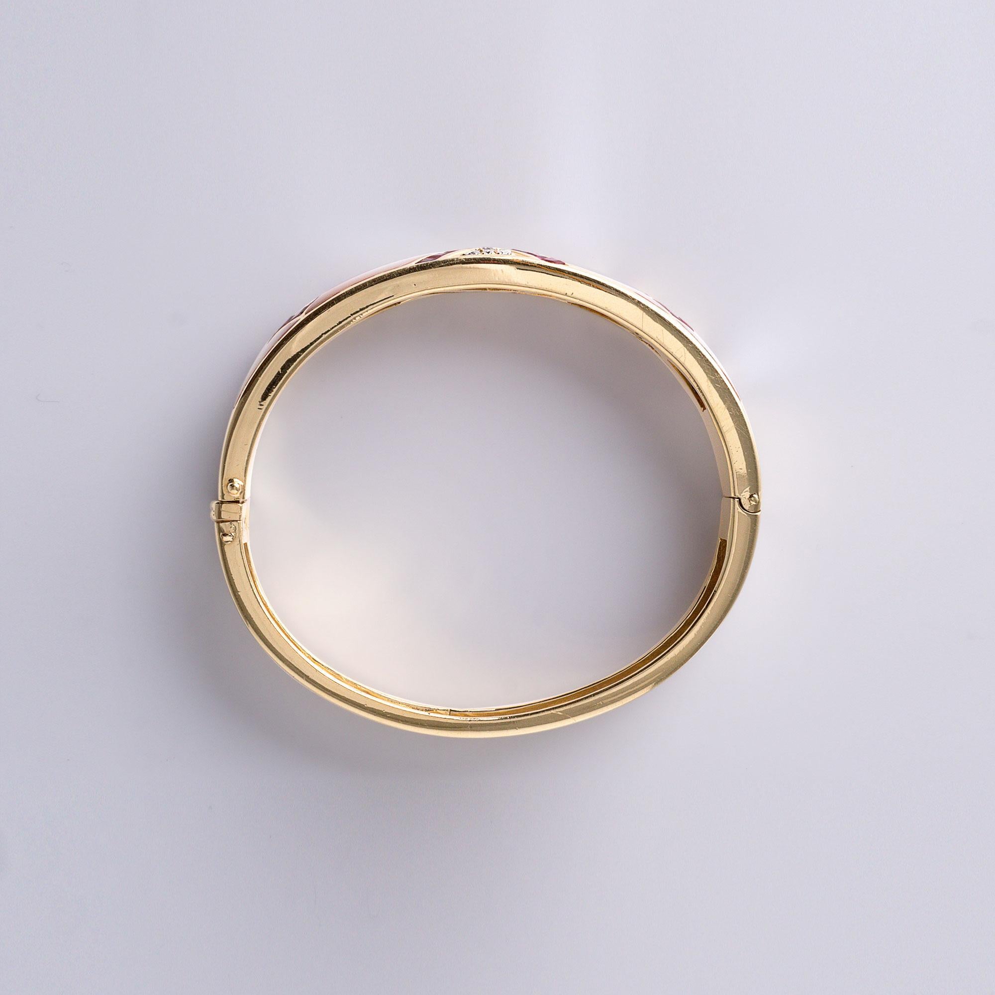 Brazalete vintage de oro de 18 quilates con incrustaciones de rubíes, diamantes y nácar  12,20ct Rubíes en Bueno estado para la venta en Los Angeles, CA
