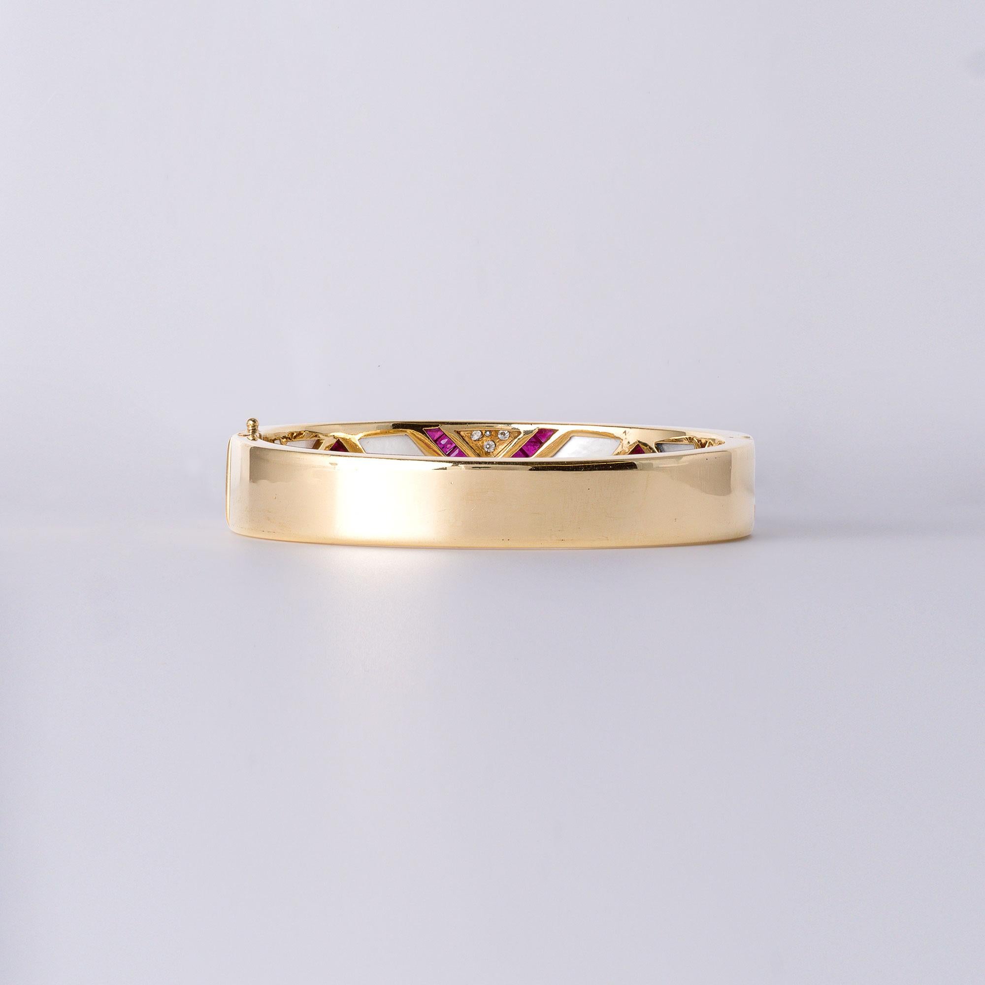 De las mujeres Brazalete vintage de oro de 18 quilates con incrustaciones de rubíes, diamantes y nácar  12,20ct Rubíes en venta