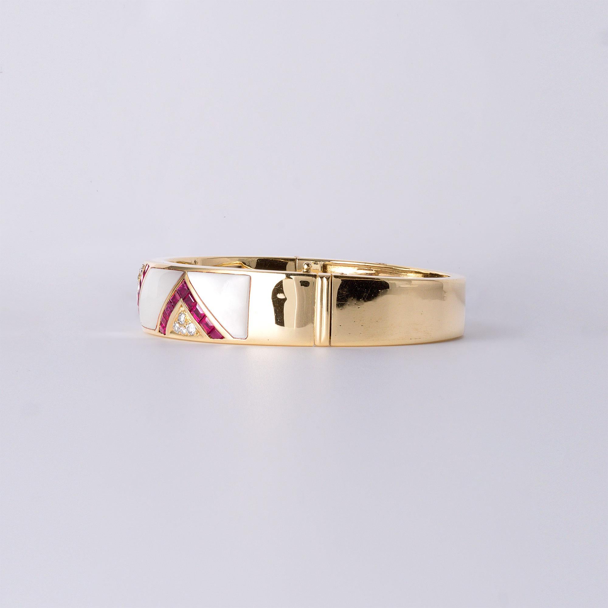 Brazalete vintage de oro de 18 quilates con incrustaciones de rubíes, diamantes y nácar  12,20ct Rubíes en venta 1
