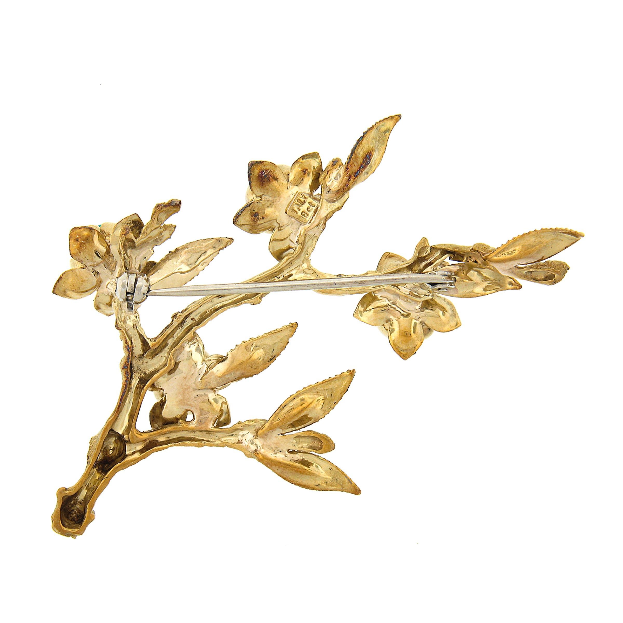 Broche vintage de oro de 18 quilates con rubí, esmeralda, zafiro y turquesa con textura de rama Corte redondo en venta