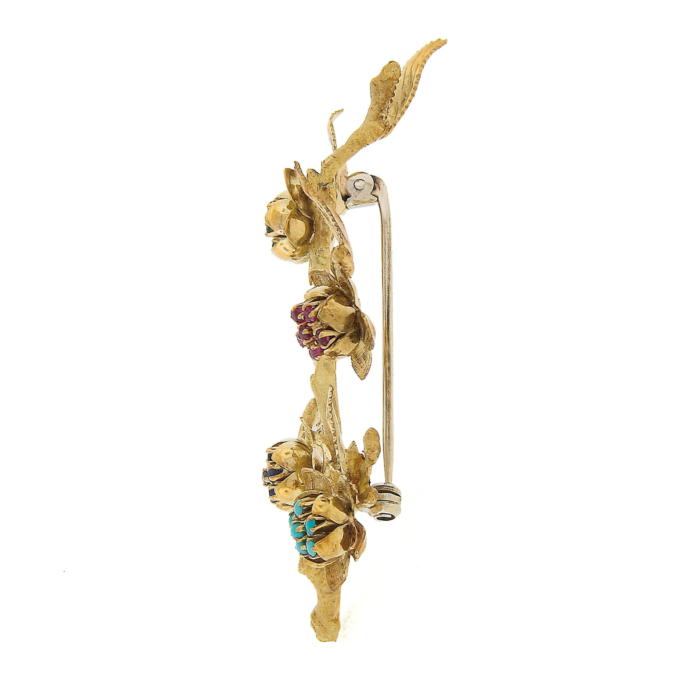 Femenino o masculino Broche vintage de oro de 18 quilates con rubí, esmeralda, zafiro y turquesa con textura de rama en venta