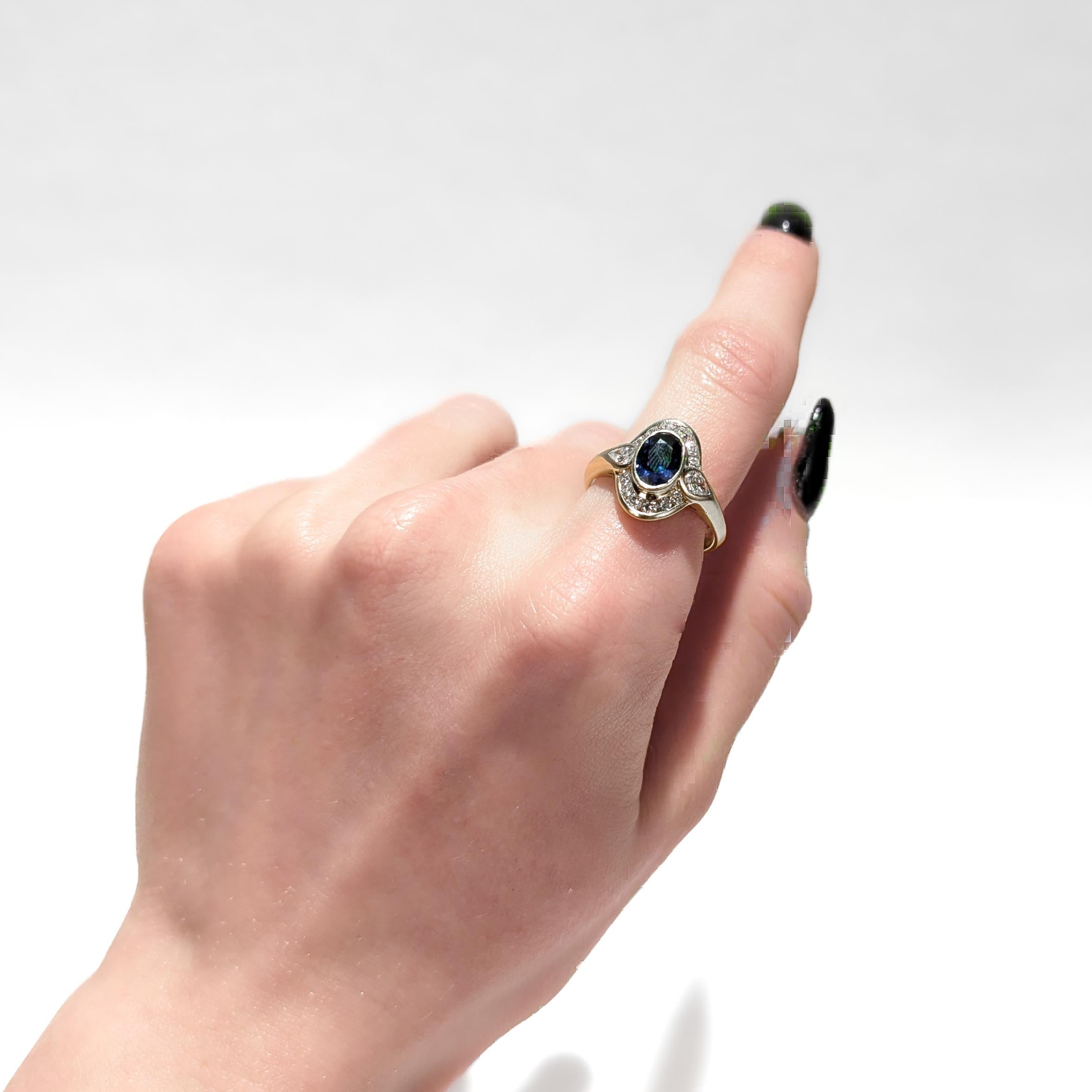 Women's Vintage 18K Gold, Sapphire, and Diamond Cocktail Ring For Sale
