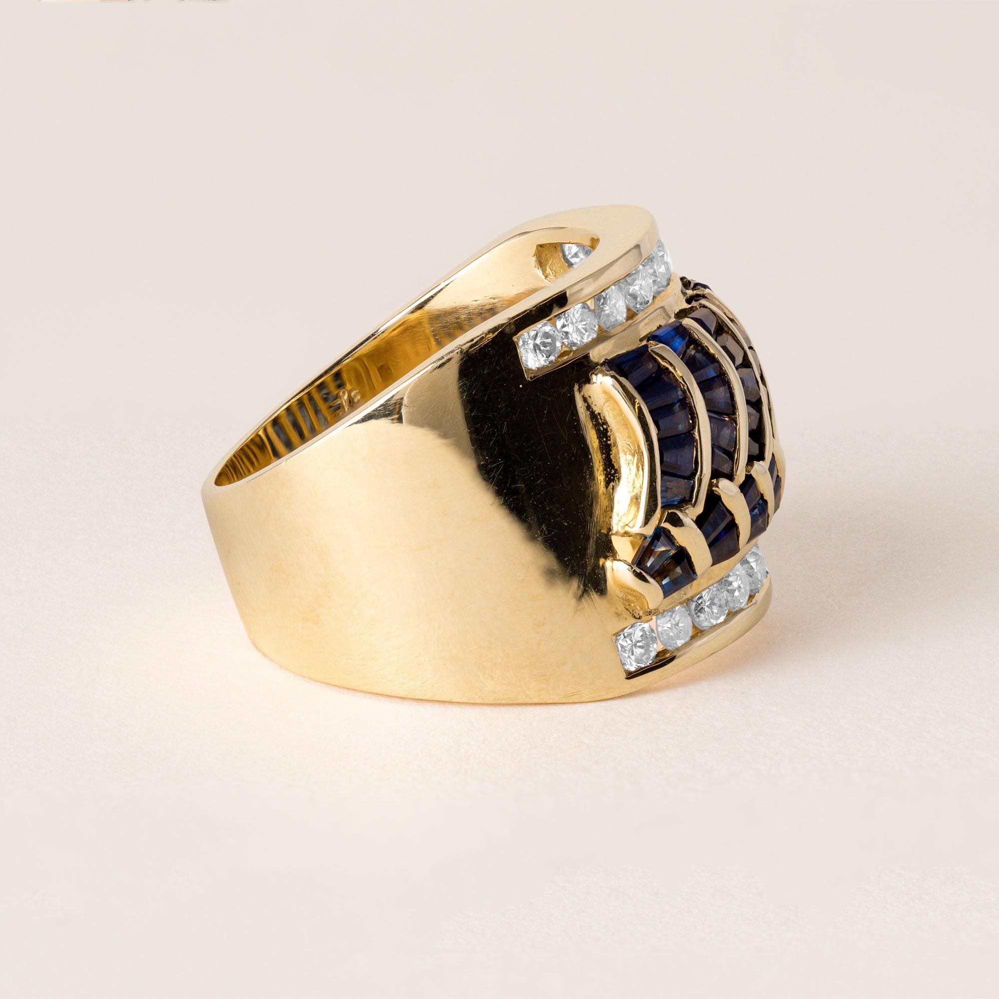 Moderne Vintage 18K Gold Sapphire Baguette Wave Channel Set Diamond Wide Band Ring en vente