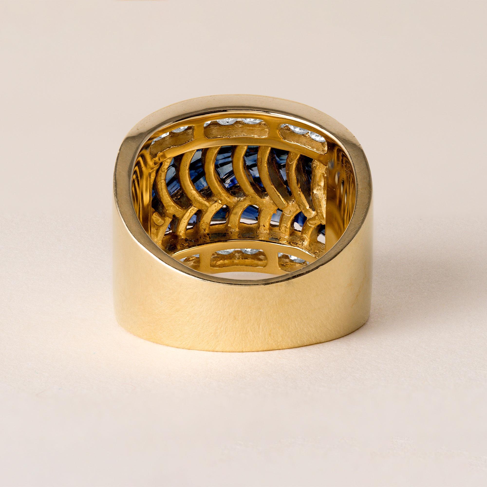 Vintage 18K Gold Sapphire Baguette Wave Channel Set Diamond Wide Band Ring Bon état - En vente à Los Angeles, CA