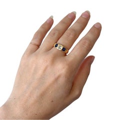 Bague vintage « gypsy » à trois pierres, en or 18 carats, saphir et diamant, milieu du XXe siècle