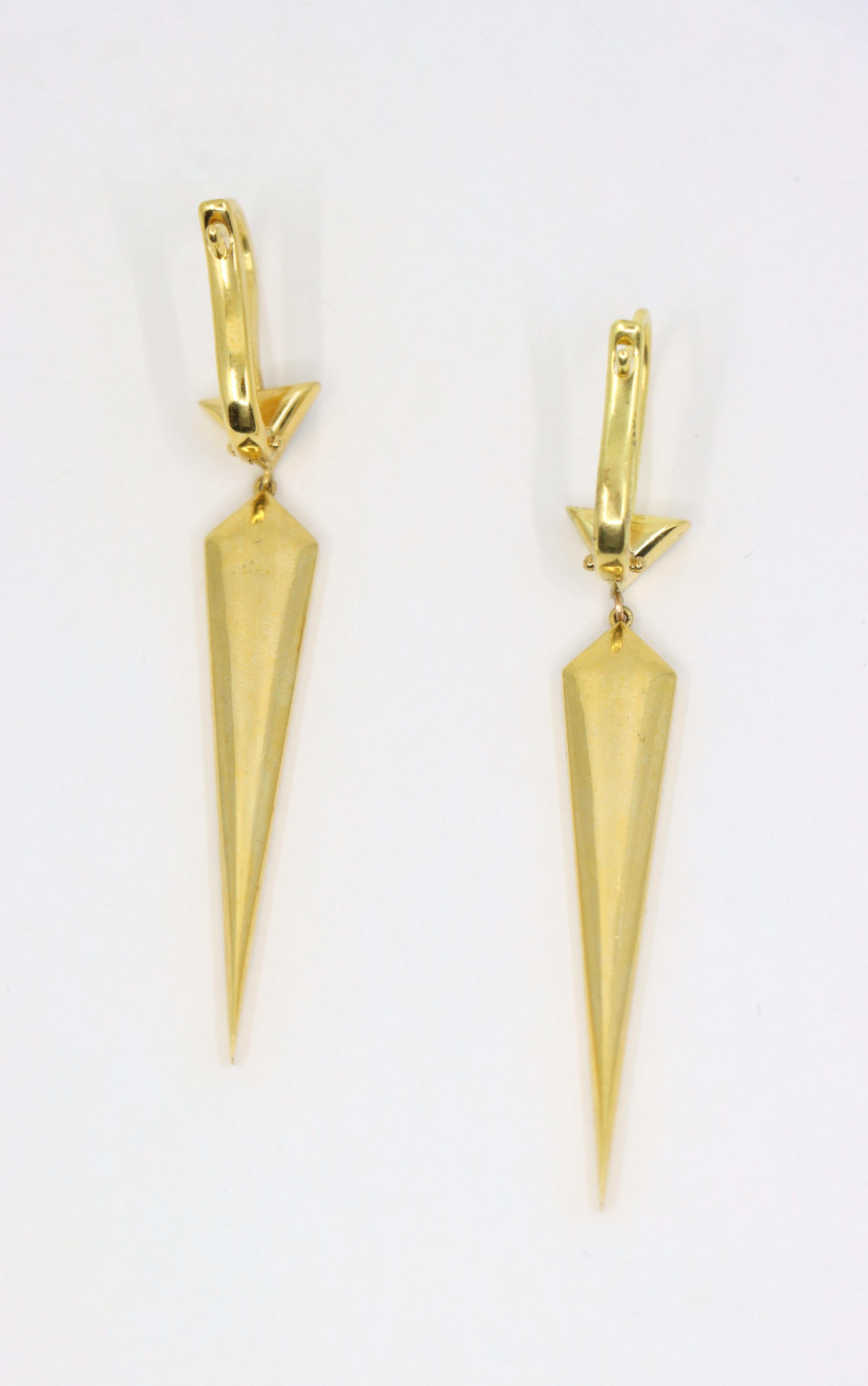 Pendiente vintage de zafiro de oro de 18 quilates en venta 6