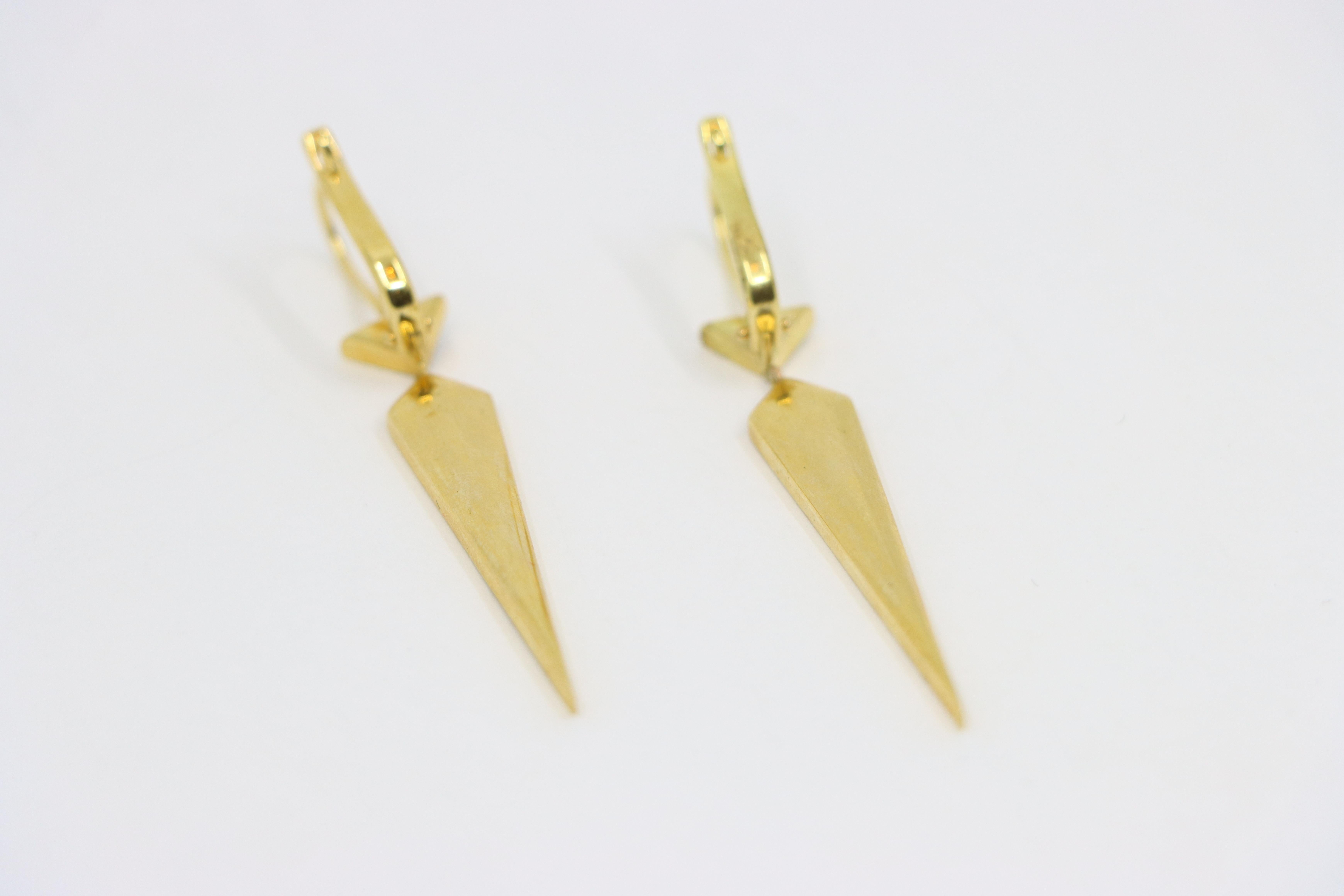 Pendiente vintage de zafiro de oro de 18 quilates en venta 7