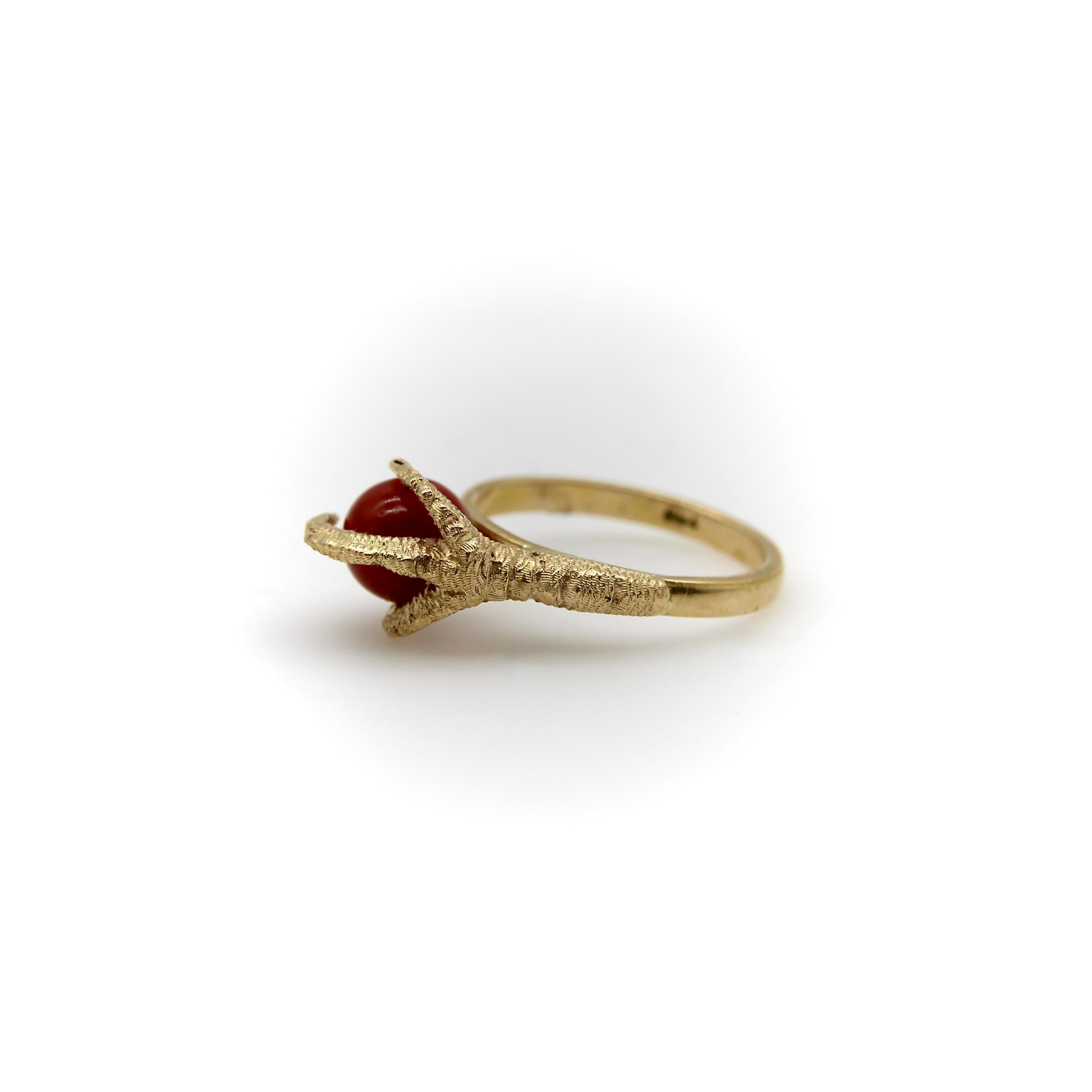Moderno Anello d'epoca in oro 18 carati con perle e corallo rosso sardo The Claw in vendita