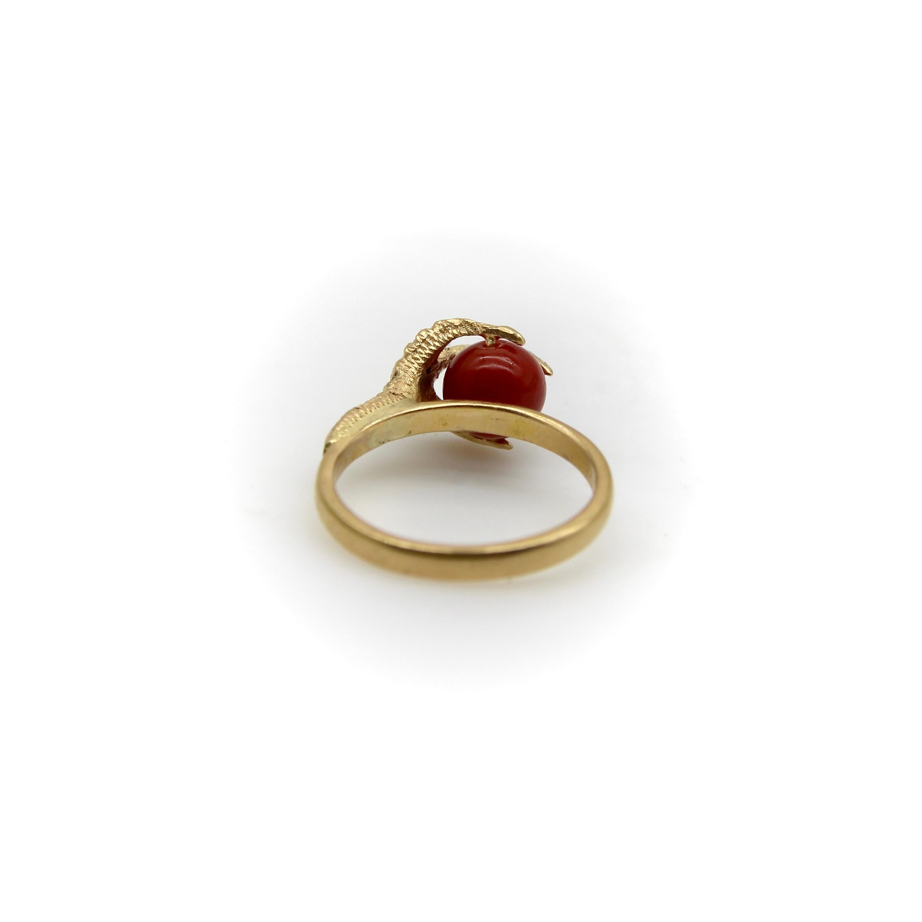 Perlina Anello d'epoca in oro 18 carati con perle e corallo rosso sardo The Claw in vendita