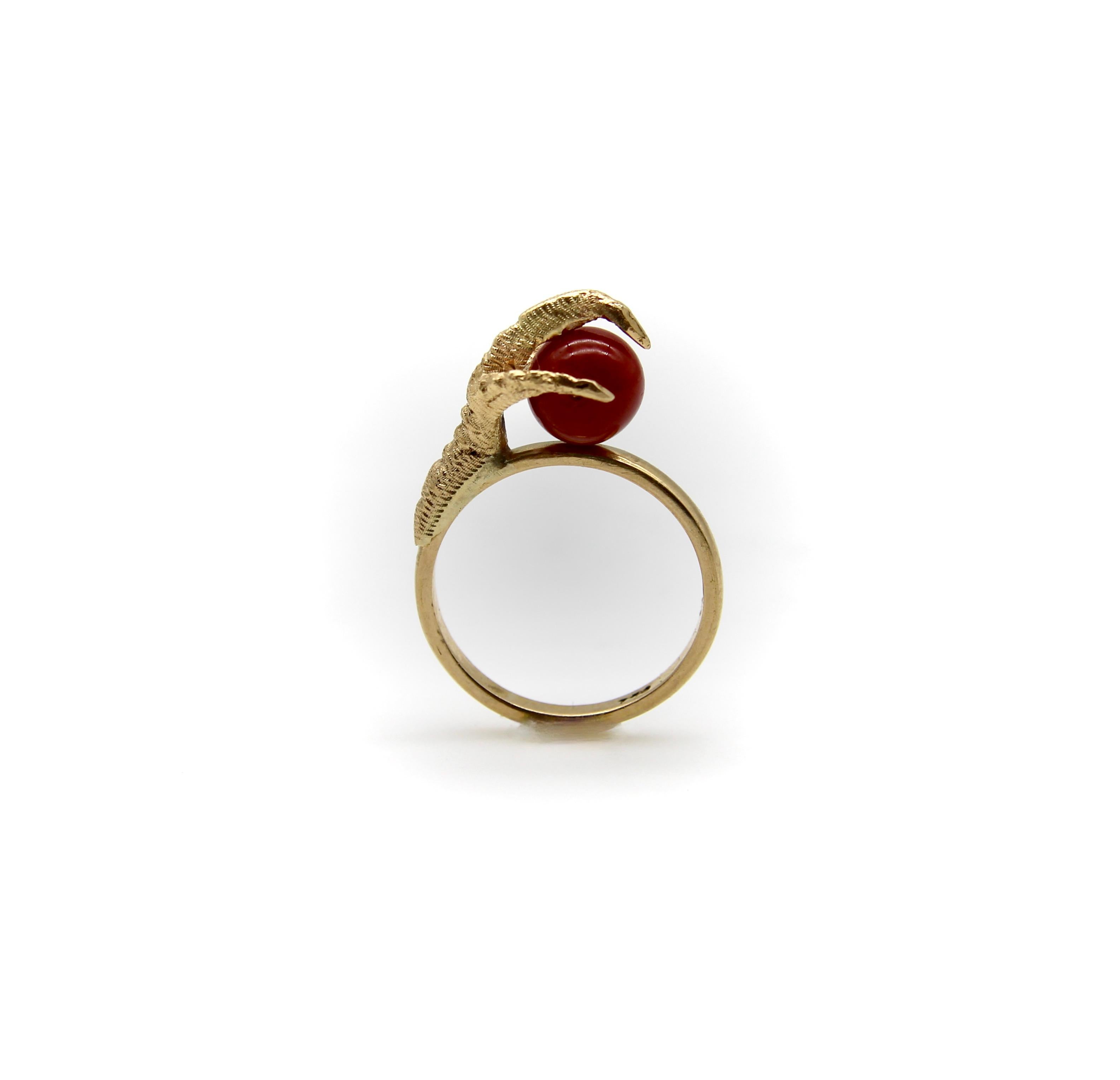 Anello d'epoca in oro 18 carati con perle e corallo rosso sardo The Claw In condizioni buone in vendita a Venice, CA