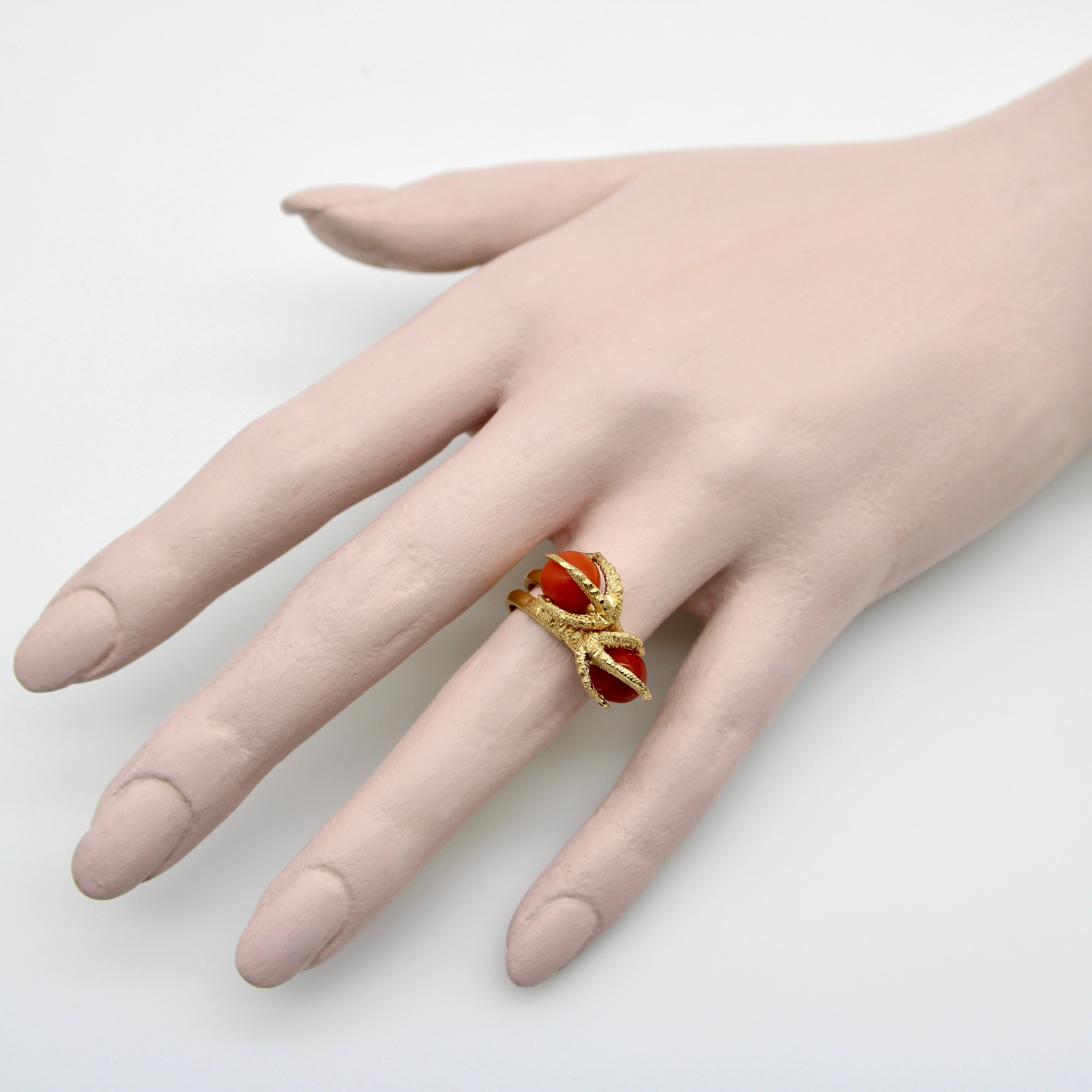 da uomo o donna Anello d'epoca in oro 18 carati con perle e corallo rosso sardo The Claw in vendita