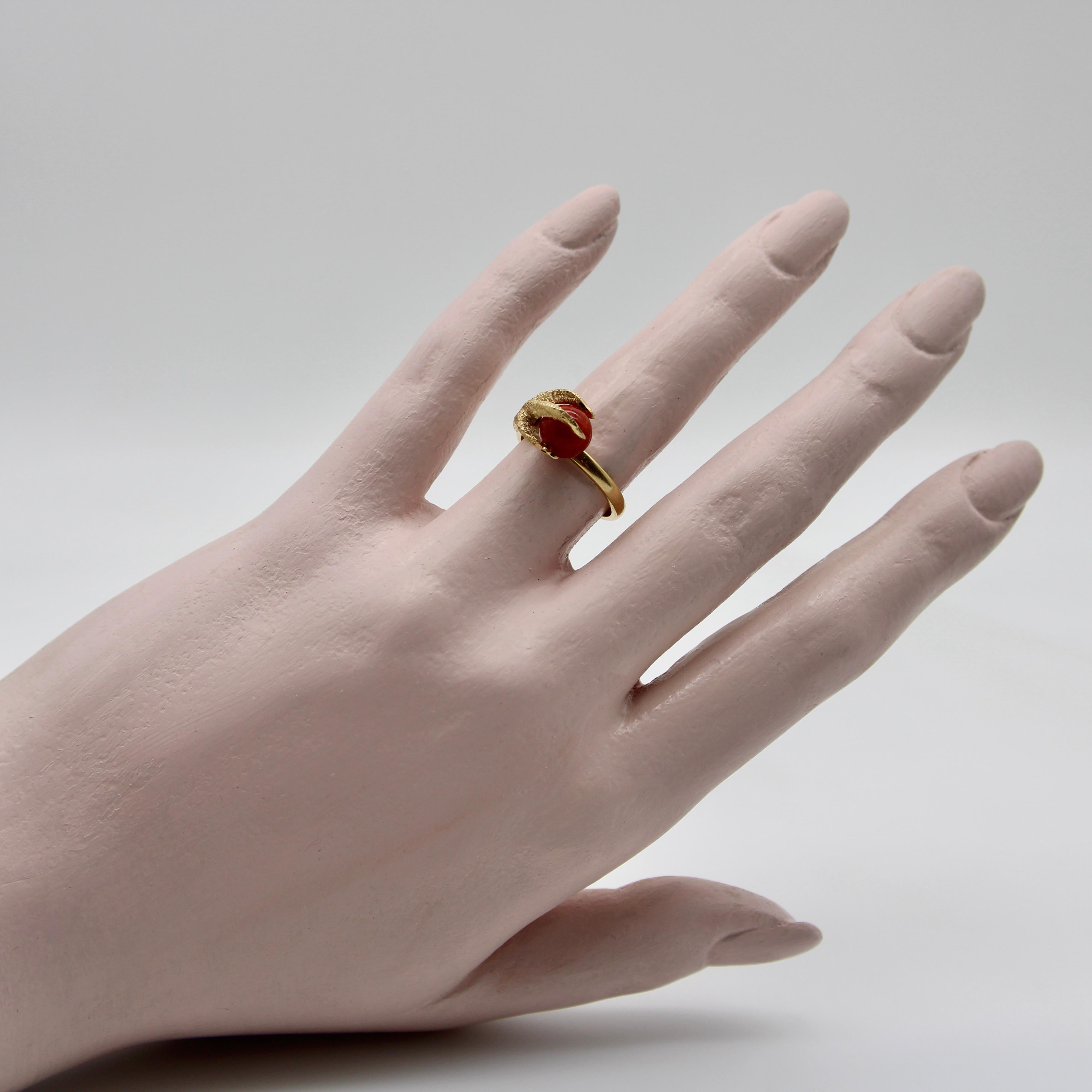 Anello d'epoca in oro 18 carati con perle e corallo rosso sardo The Claw in vendita 1