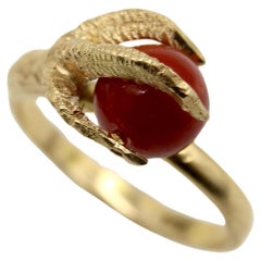 Anello d'epoca in oro 18 carati con perle e corallo rosso sardo The Claw