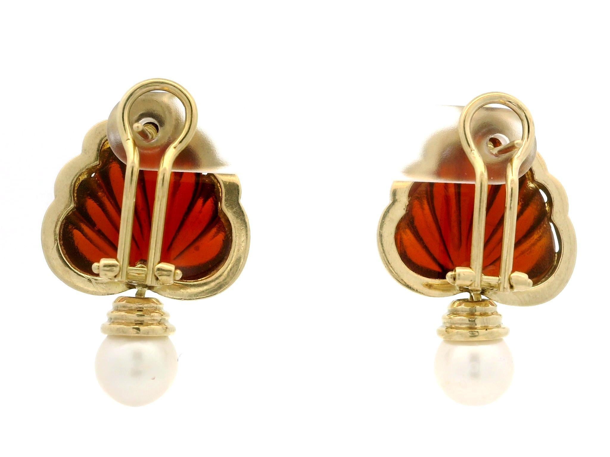 18 Karat Gold Jakobsmuschel geschnitzter orangefarbener Stein & Perle Tropfen Omega-Ohrringe im Zustand „Gut“ im Angebot in Montclair, NJ