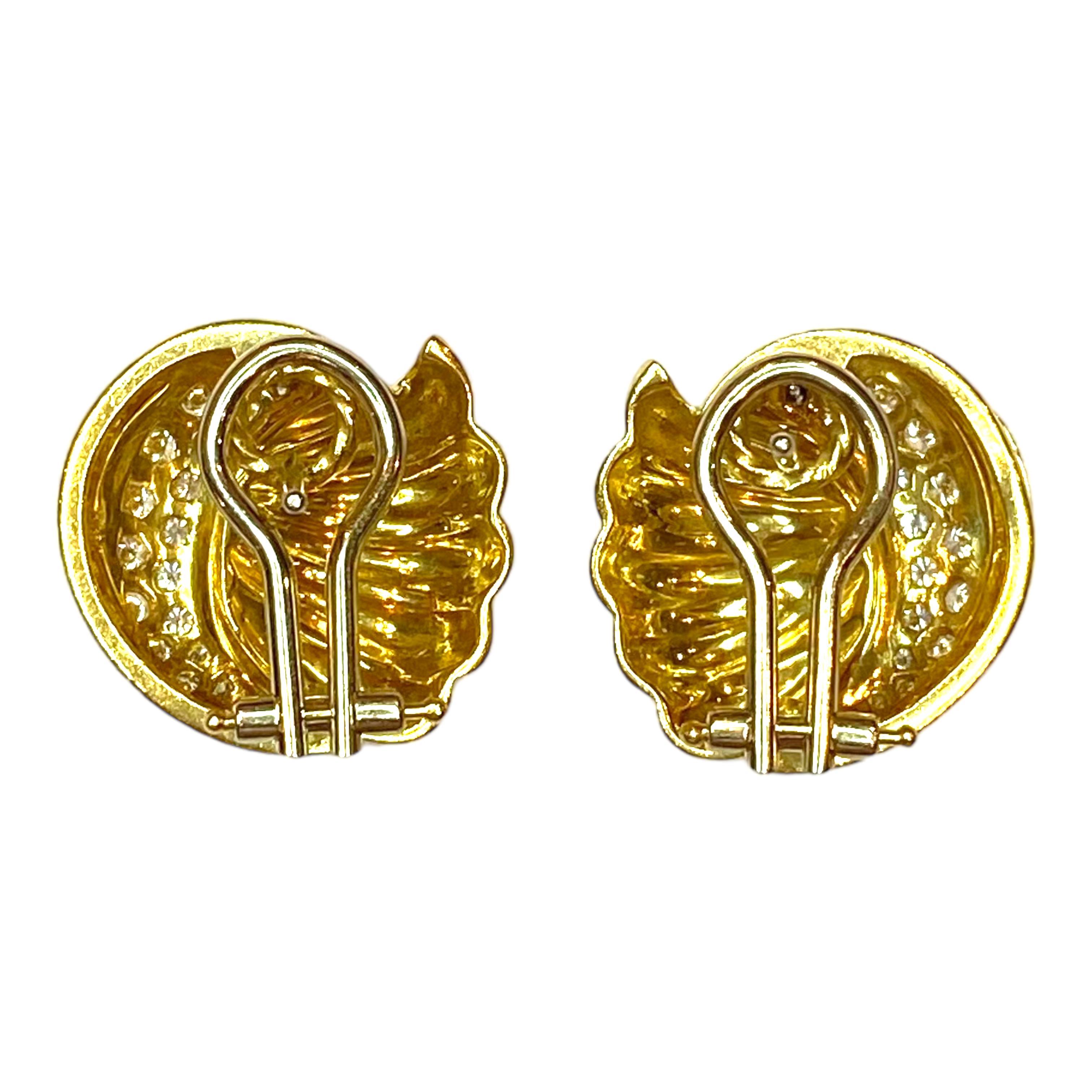 Crafted in 18K yellow gold, each earring features a pave set diamond crescent with a scalloped fan design.
Post and omega backings.
34 round brilliant cut diamonds: 0.70ctw. Color: G-H, Clarity: VS1-VS2
Measurements: 19 mm H 19 mm W x 6 mm D