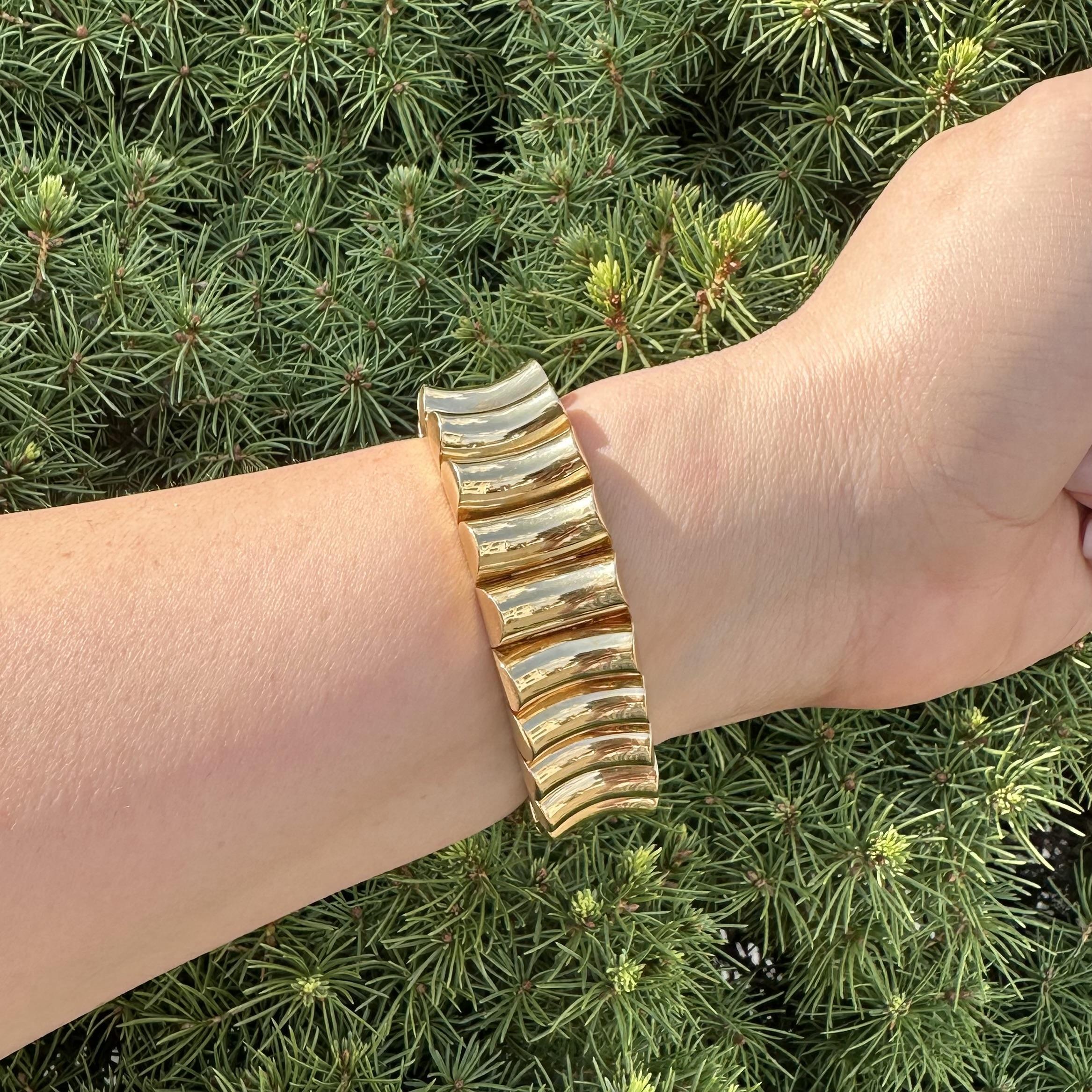 Pulsera de Declaración Cóncava Lisa Flexible Redondeada Pulida de Oro de 18k Vintage en venta 5