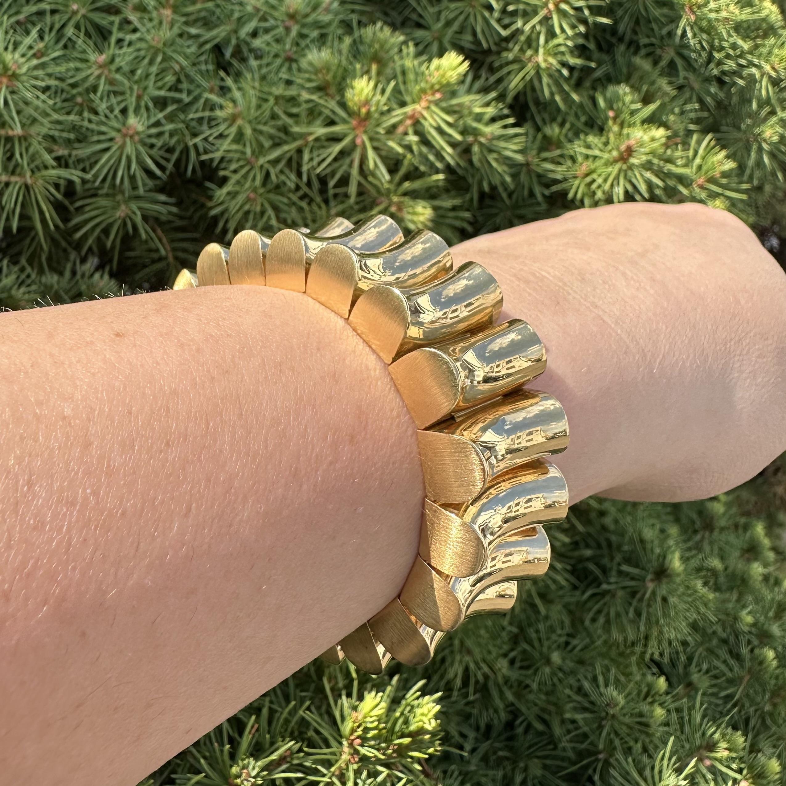 Pulsera de Declaración Cóncava Lisa Flexible Redondeada Pulida de Oro de 18k Vintage en venta 6