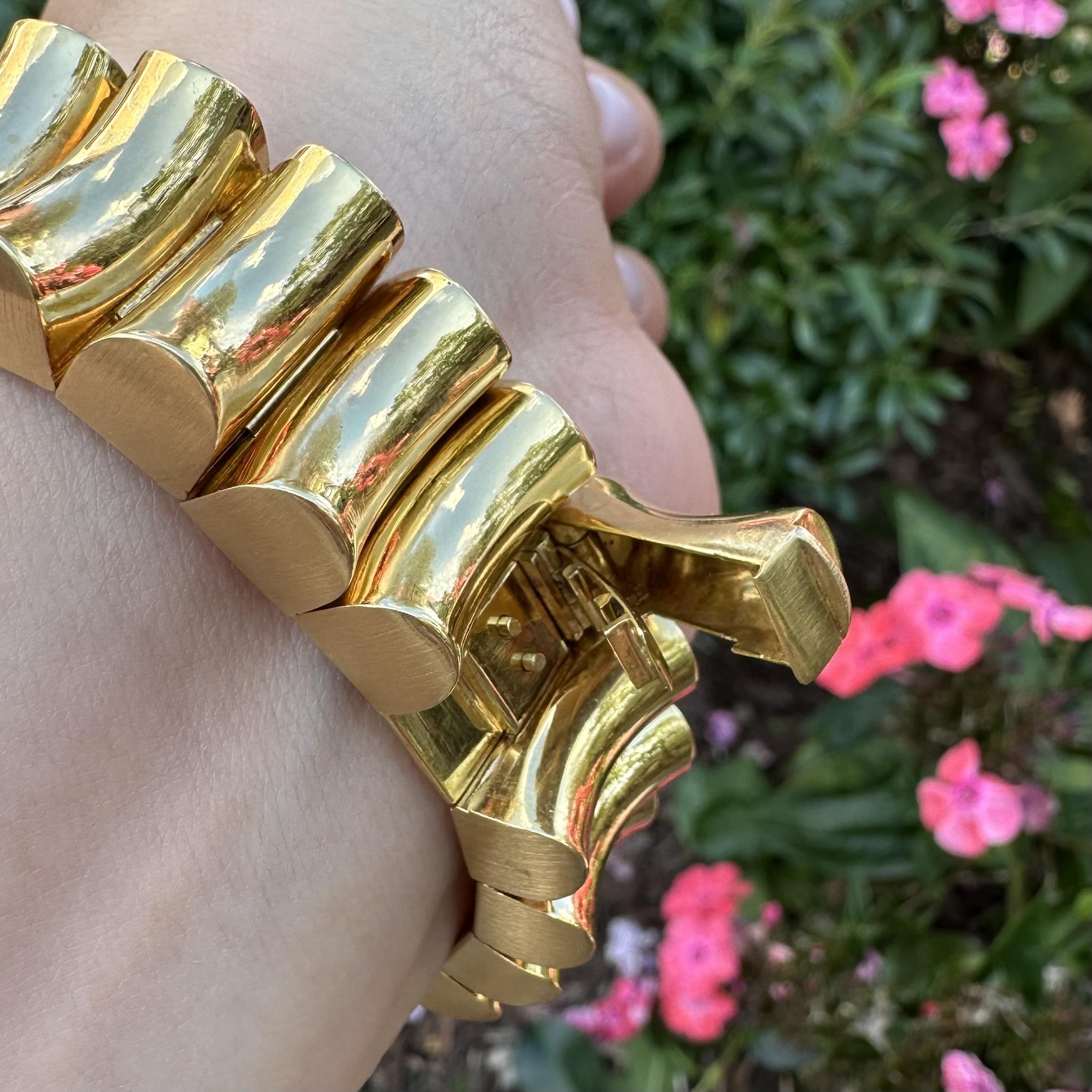 Pulsera de Declaración Cóncava Lisa Flexible Redondeada Pulida de Oro de 18k Vintage en venta 7