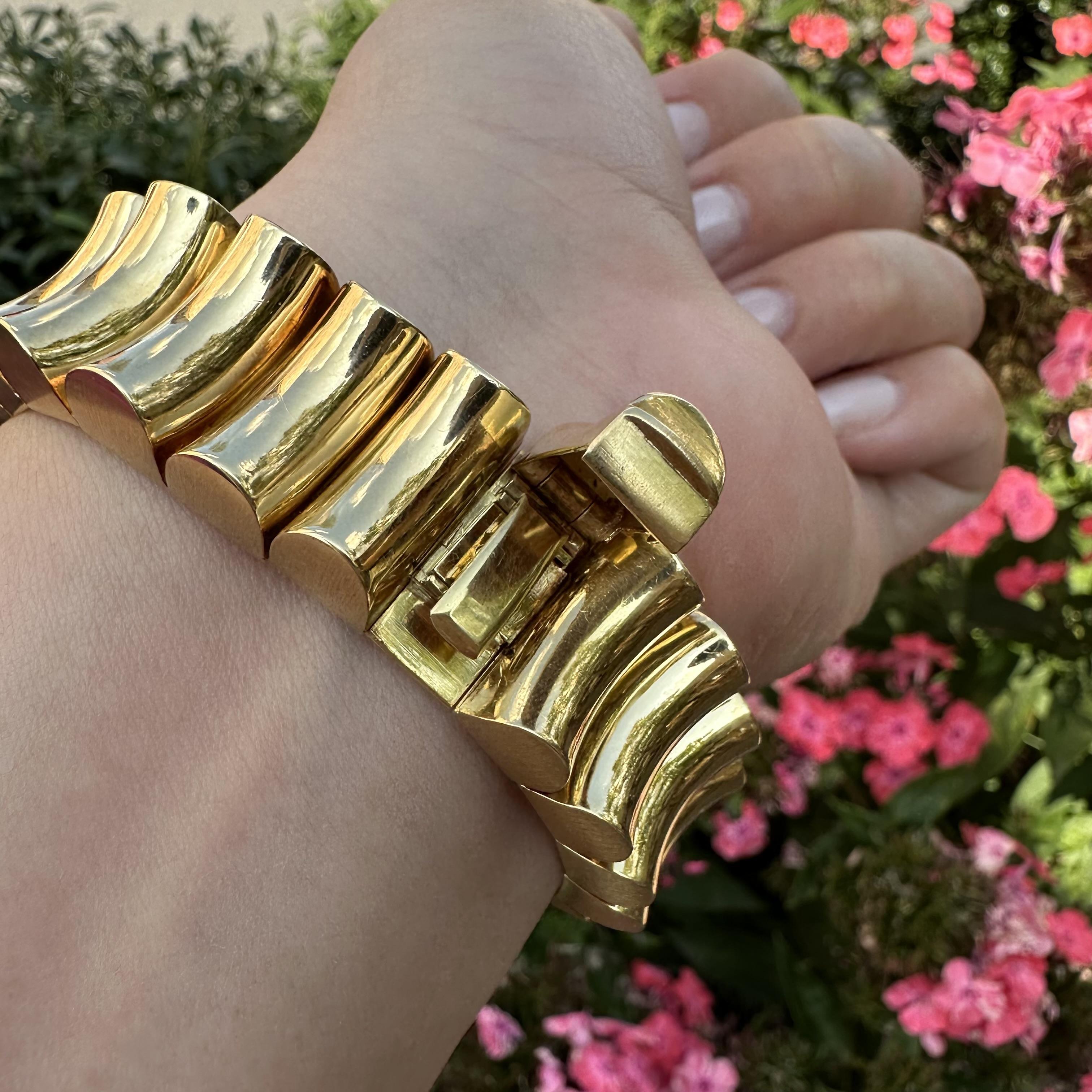 Pulsera de Declaración Cóncava Lisa Flexible Redondeada Pulida de Oro de 18k Vintage en venta 8