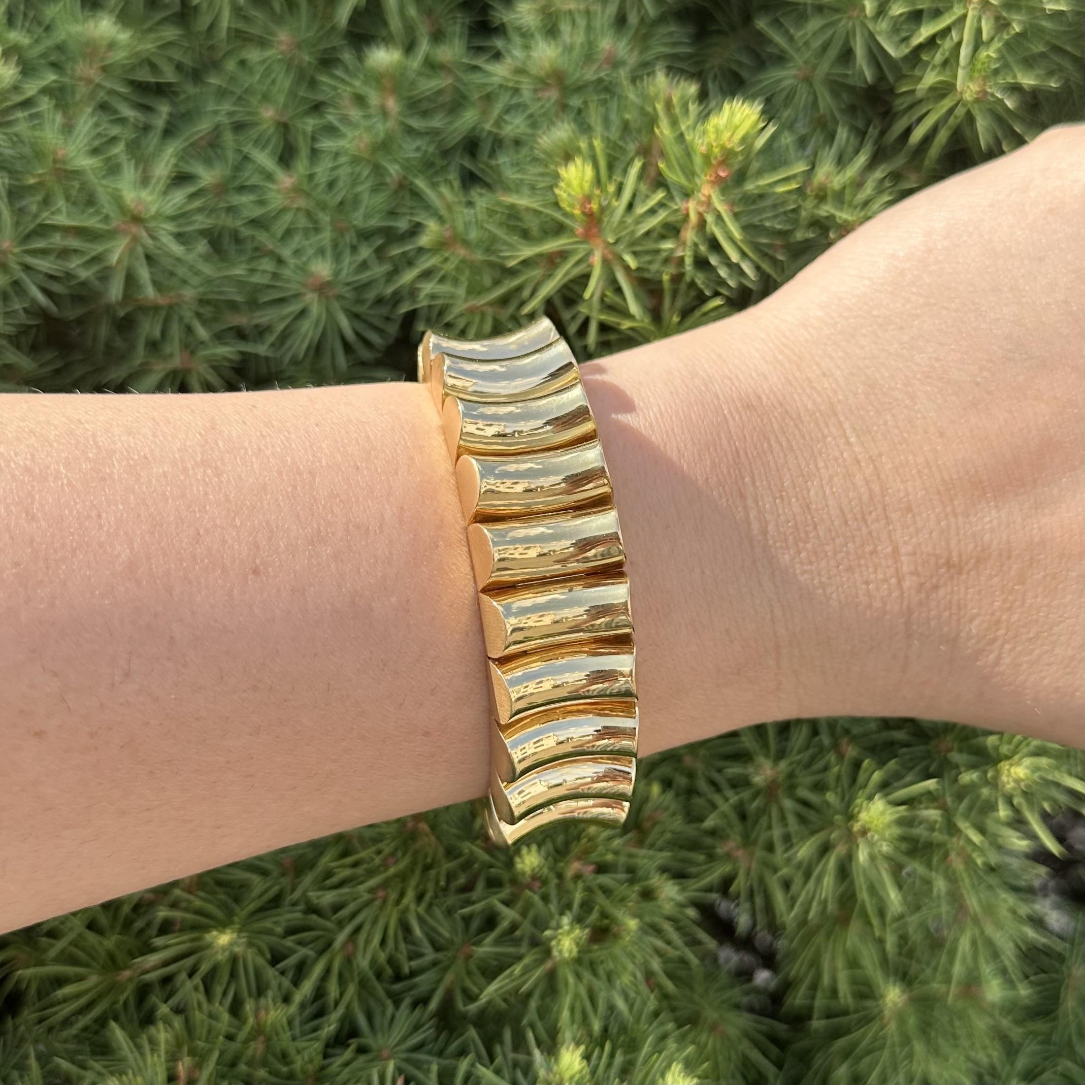 Pulsera de Declaración Cóncava Lisa Flexible Redondeada Pulida de Oro de 18k Vintage en venta 4